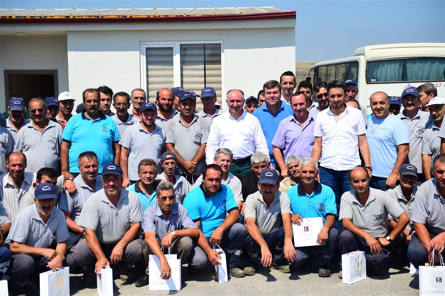 BAŞKAN ÇAĞLAYAN TEMİZLİK PERSONELİ İLE BAYRAMLAŞTI 