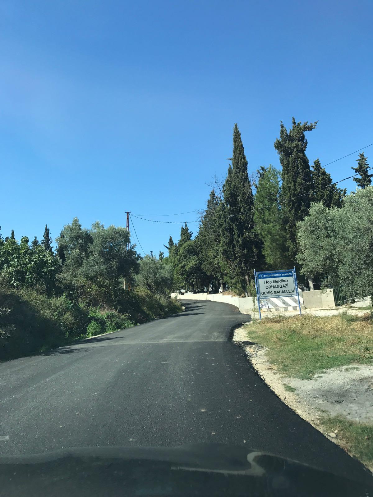 GEMİÇ GİRİŞ YOLUNDA SICAK ASFALT ÇALIŞMASI YAPILDI 