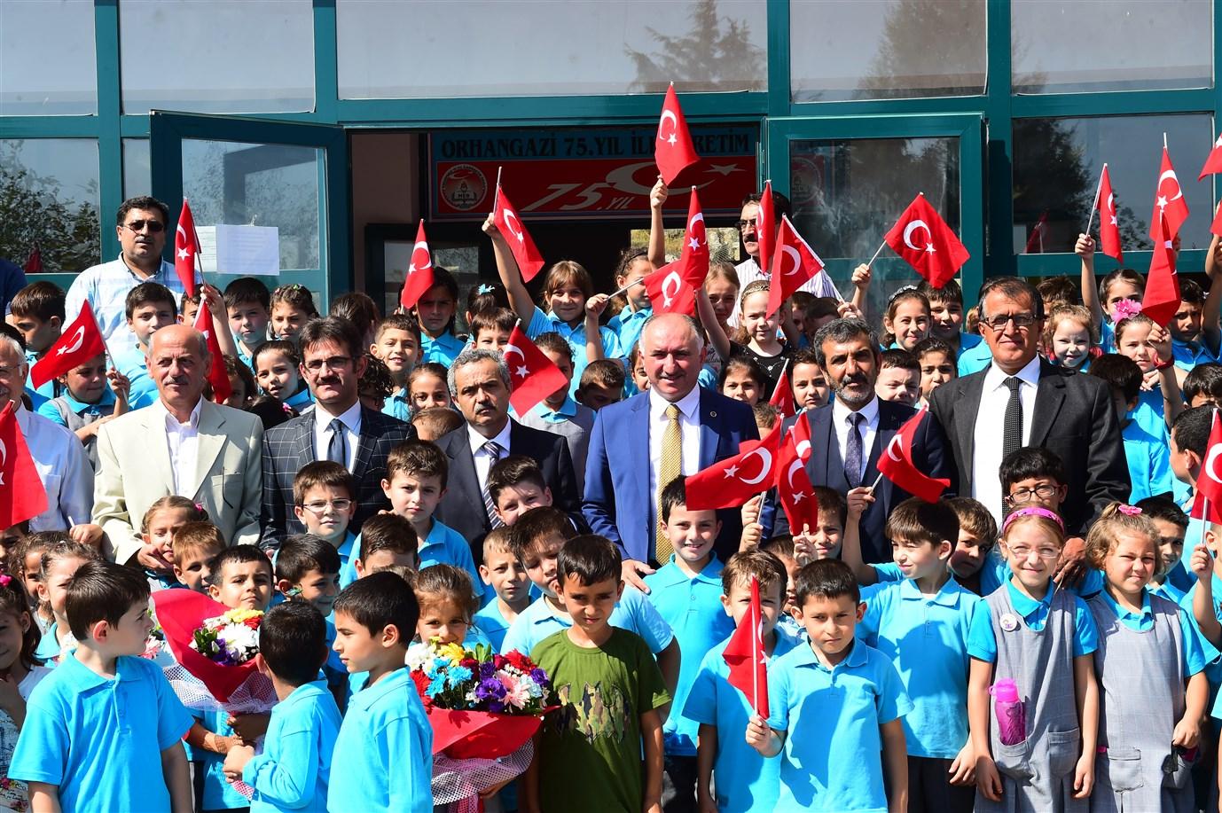 BAŞKAN ÇAĞLAYAN İLKÖĞRETİM HAFTASI KUTLAMA PROGRAMINA KATILDI 