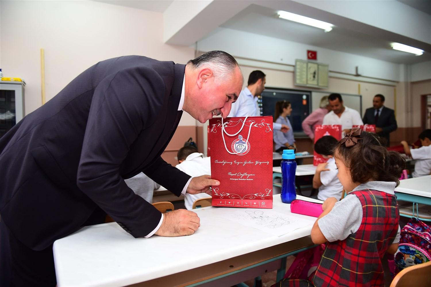 BAŞKAN ÇAĞLAYAN'DAN MİNİK ÖĞRENCİLERE KIRTASİYE DESTEĞİ 