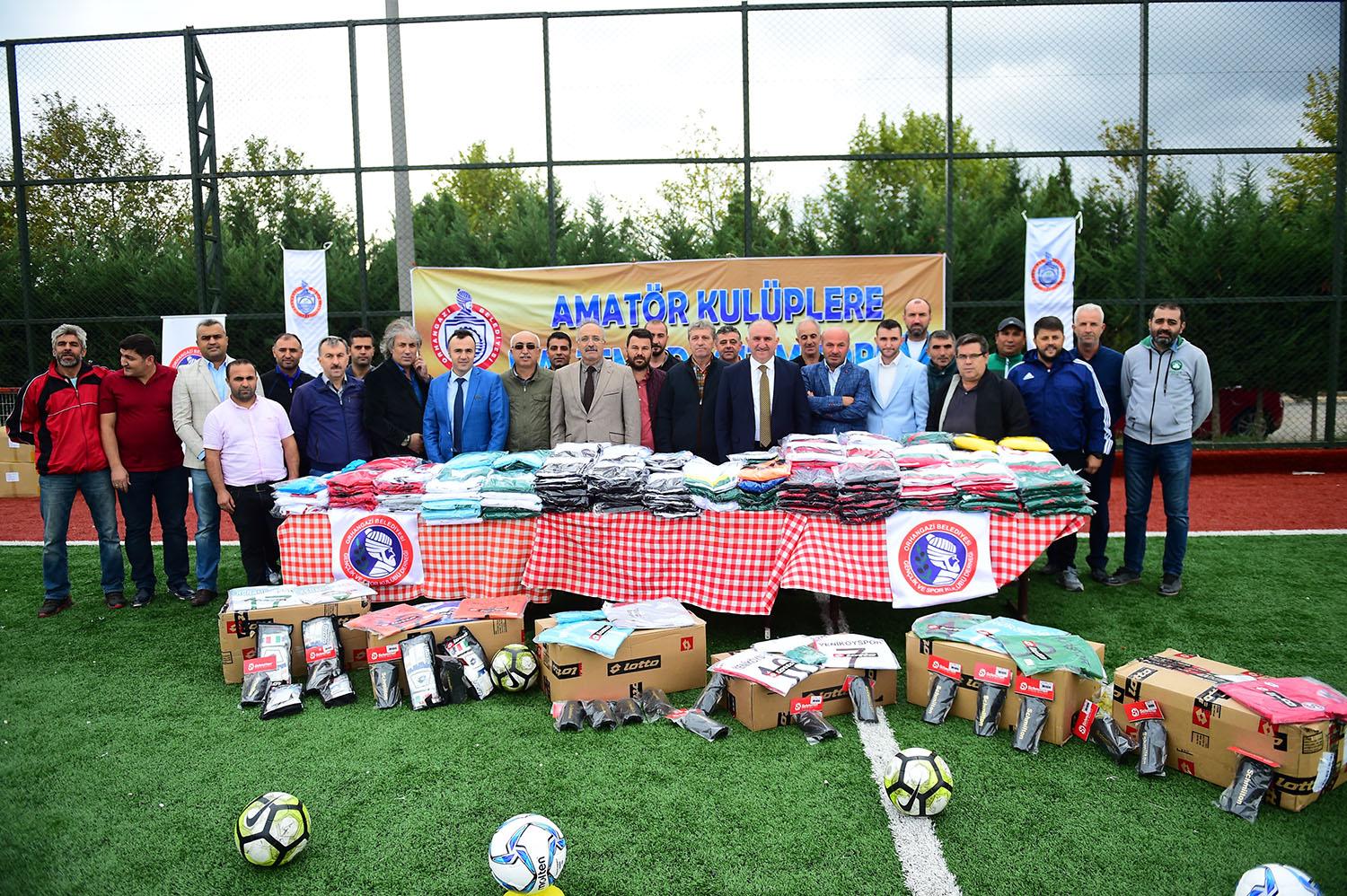 BELEDİYEDEN AMATÖR FUTBOLA MALZEME YARDIMI 