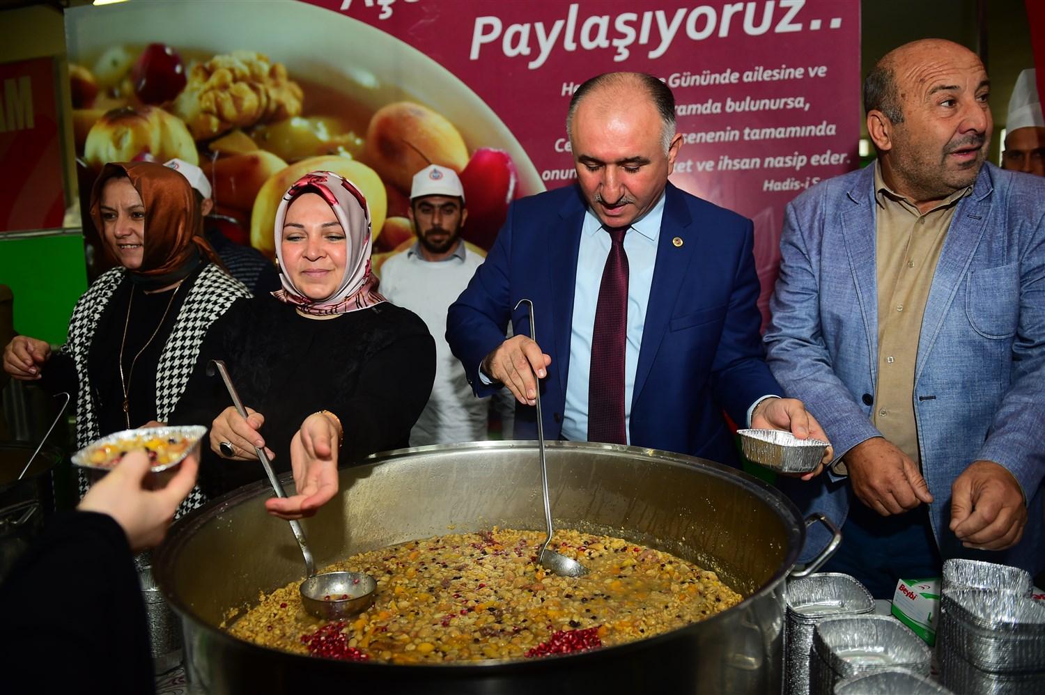 BELEDİYEDEN VATANDAŞLARA AŞURE İKRAMI 