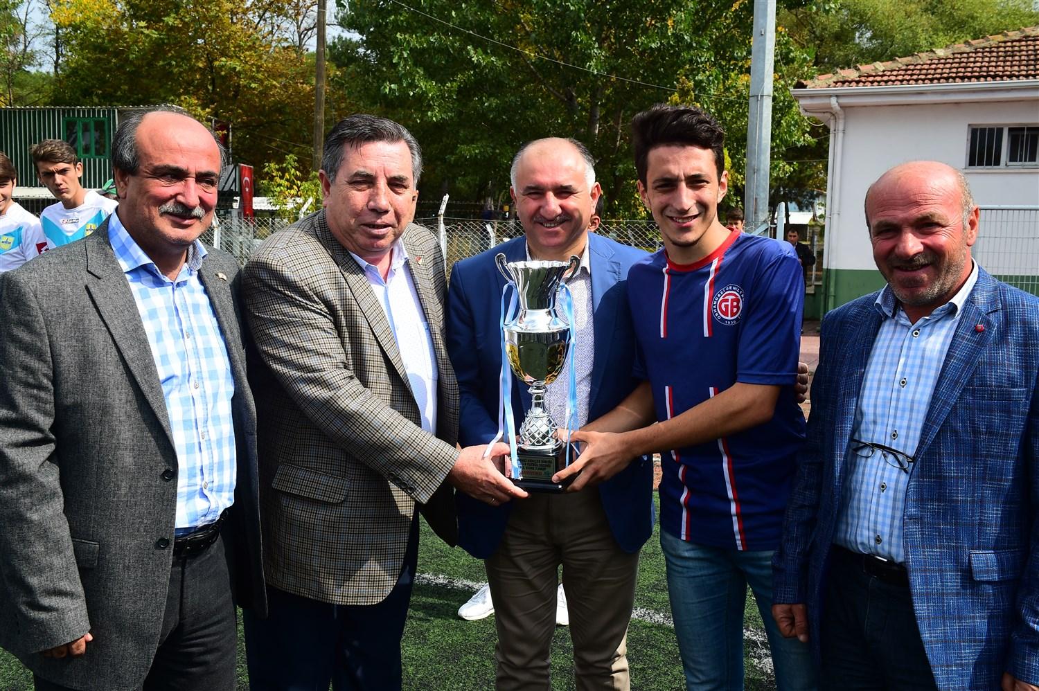 ŞAMPİYONA KUPASINI BAŞKAN ÇAĞLAYAN VERDİ 