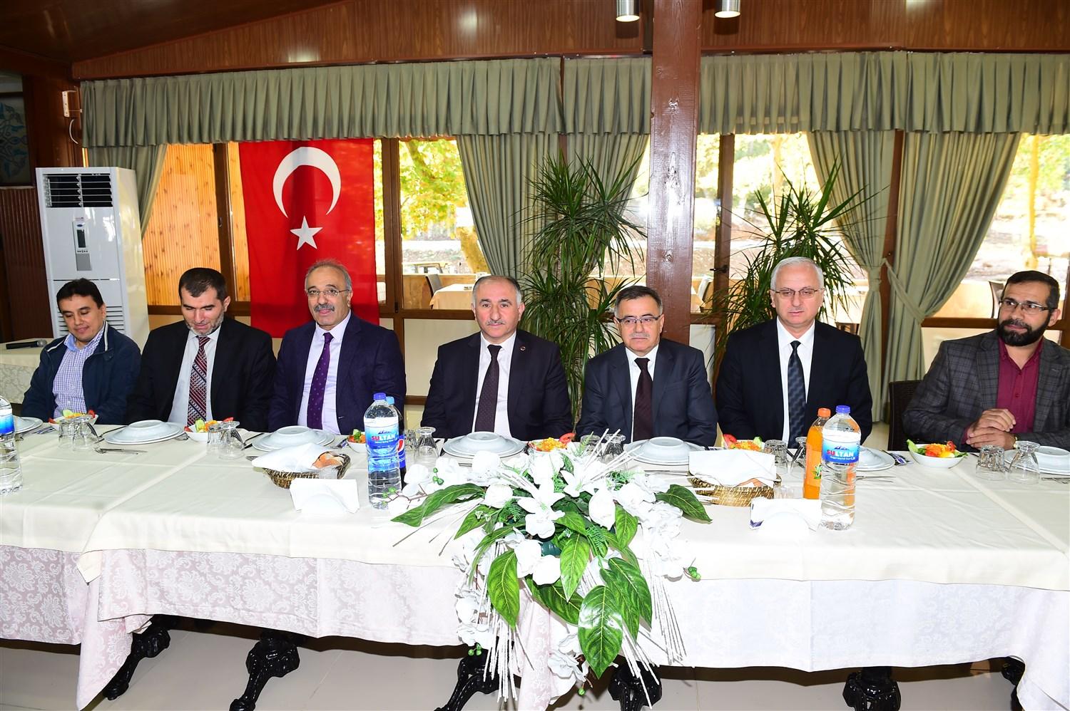 BAŞKAN ÇAĞLAYAN DİN GÖREVLİLERİ İLE YEMEKTE BULUŞTU 