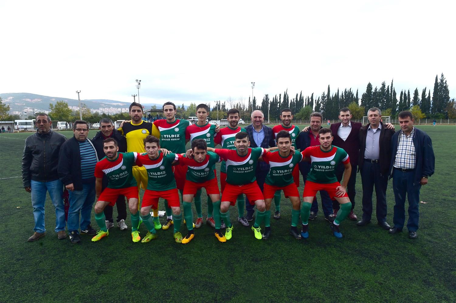 BAŞKAN ÇAĞLAYAN YENİ BAŞLAYAN BİRİNCİ AMATÖR KÜMEDE TAKIMLARA ÇİÇEK VERİP BAŞARI DİLEDİ 