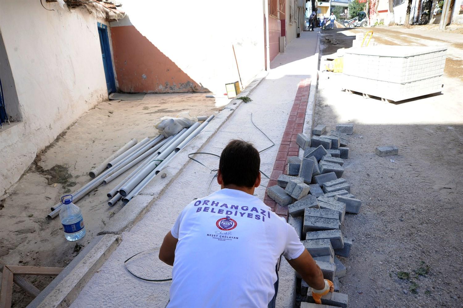 KALDIRIM ÇALIŞMALARI TEKKE MAHALLESİ'NDE SÜRÜYOR 