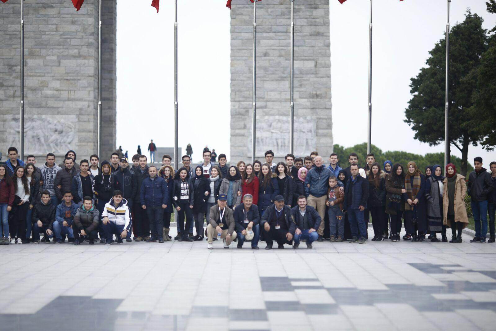 BELEDİYE ÖĞRENCİLERİ ÇANAKKALE GEZİSİNE GÖTÜRDÜ 