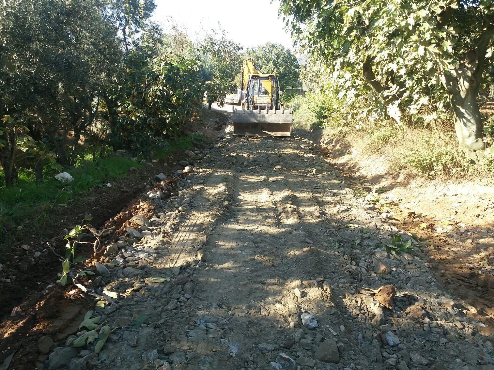 KIRSAL MAHALLELERDE ARAZİ YOLLARINDA DÜZENLEMELER SÜRÜYOR 