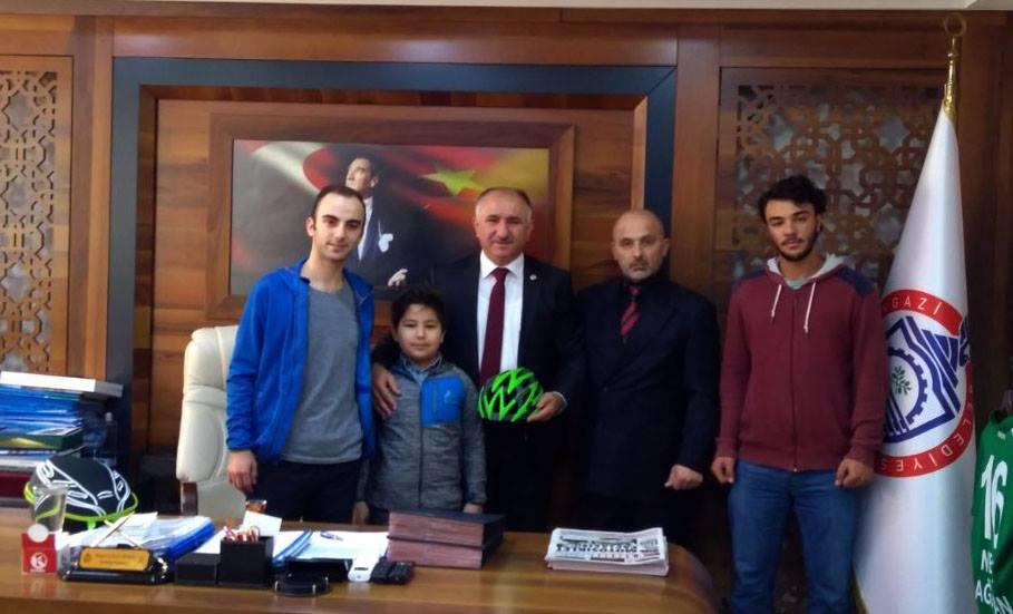 BİSİKLET YARIŞLARINA KATILAN SPORCULARDAN BAŞKAN ÇAĞLAYAN'A TEŞEKKÜR ZİYARETİ 