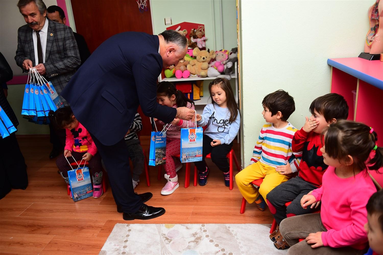 BAŞKAN ÇAĞLAYAN ÇOCUKLARA DİŞ MACUNU VE DİŞ FIRÇASI DAĞITTI 