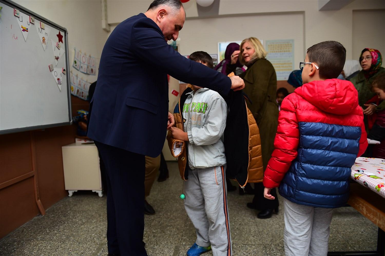 SEVGİ MARKETTEN ÖĞRENCİLERE MONT YARDIMI 