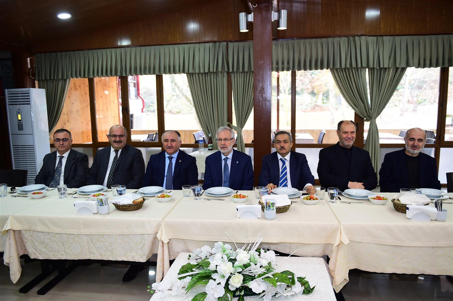 BAŞKAN ÇAĞLAYAN ÜNİVERSİTE SENATOSUNU YEMEKTE AĞIRLADI 