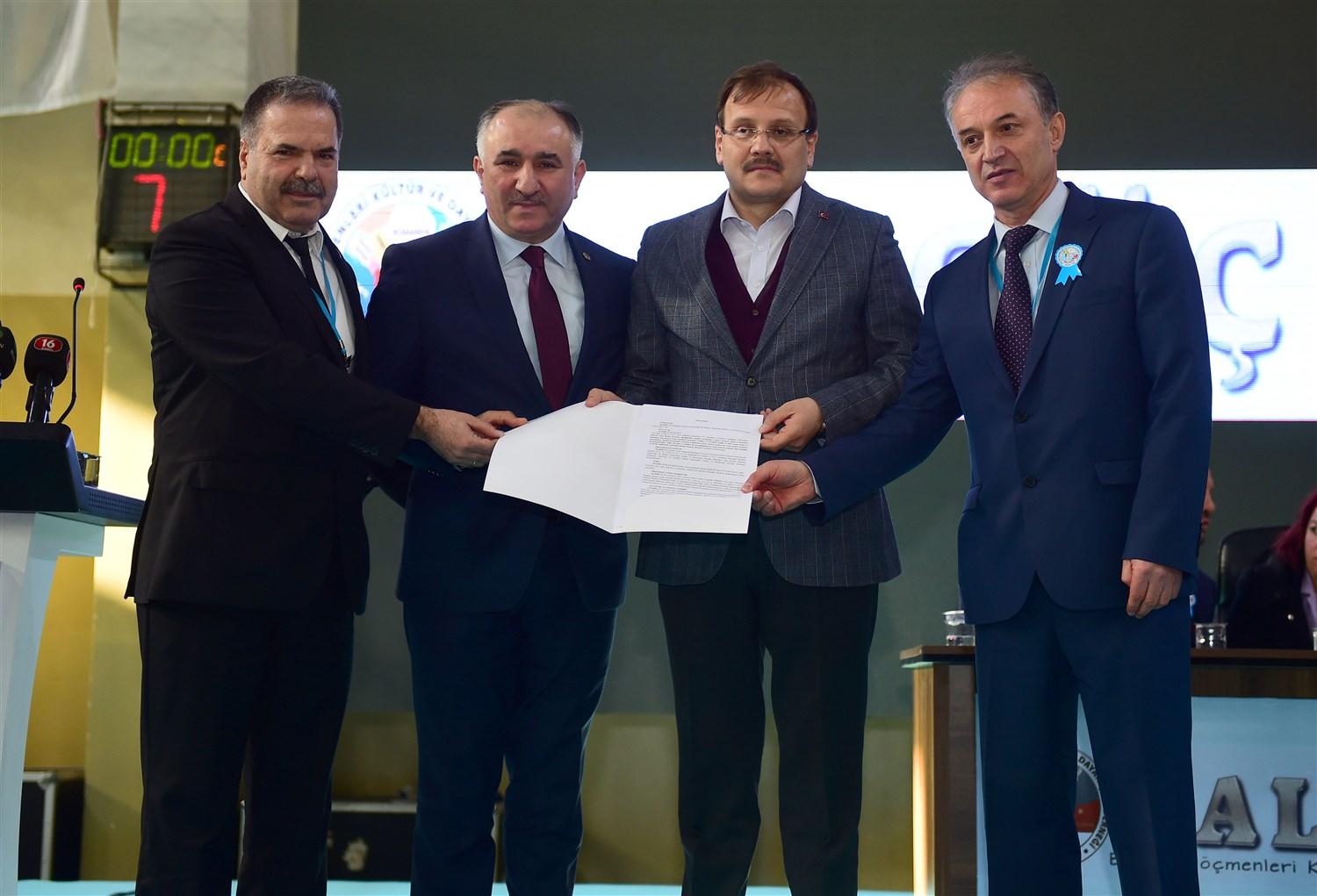 BAŞKAN ÇAĞLAYAN BALGÖÇ GENEL KURULU’NDA BALGÖÇ SOSYAL TESİSLERİNİN TESLİM PROTOKOLÜNÜ BAŞBAKAN YARDIMCISI HAKAN ÇAVUŞOĞLU İLE BİRLİKTE YAPTI 