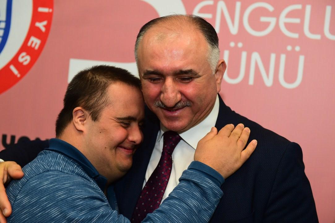 BELEDİYEDEN ENGELLİLER VE AİLELERİ ONURUNA YEMEK 