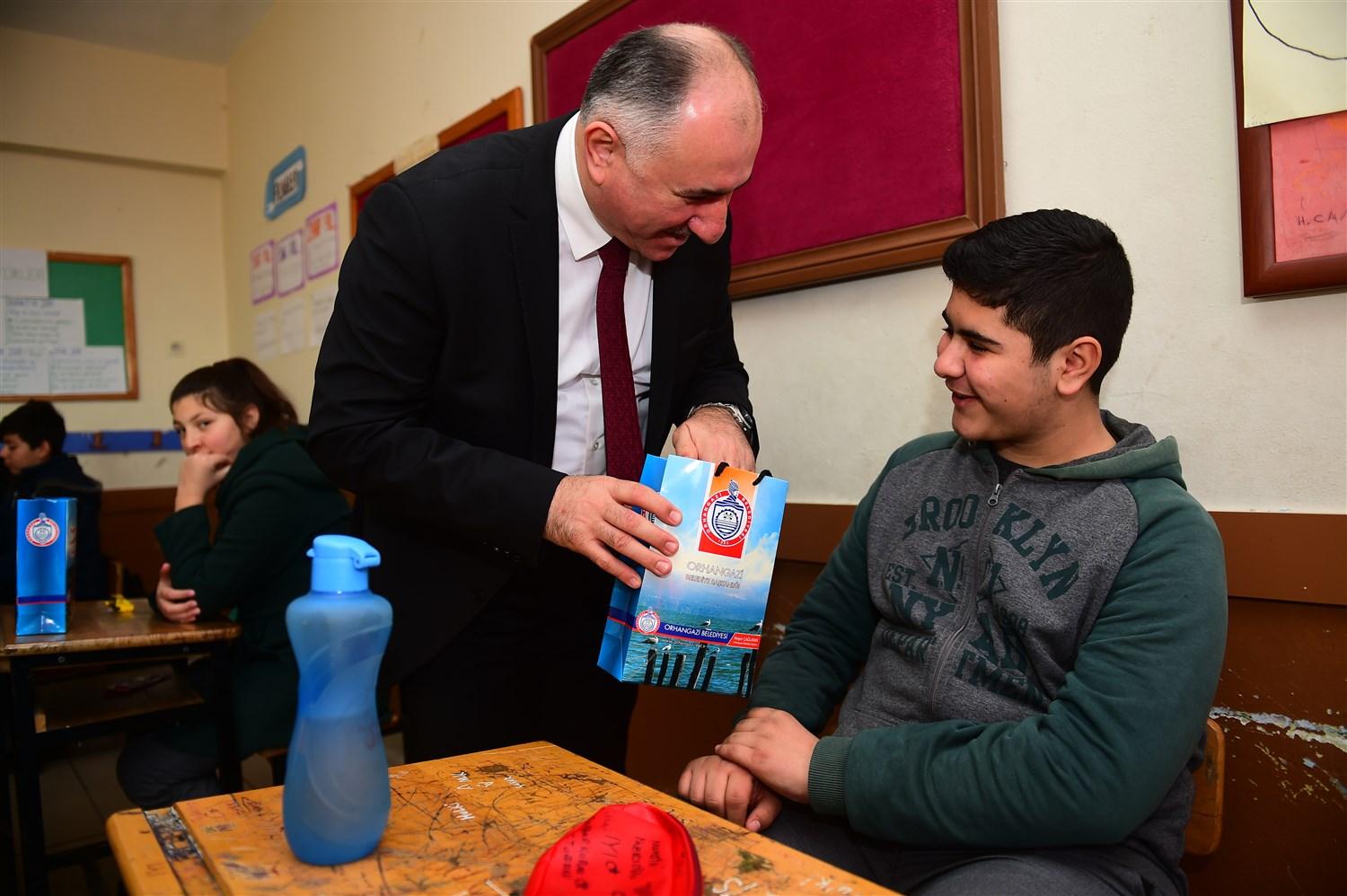 ÖĞRENCİLERE ATKI, BERE VE ELDİVEN HEDİYE EDİLDİ 