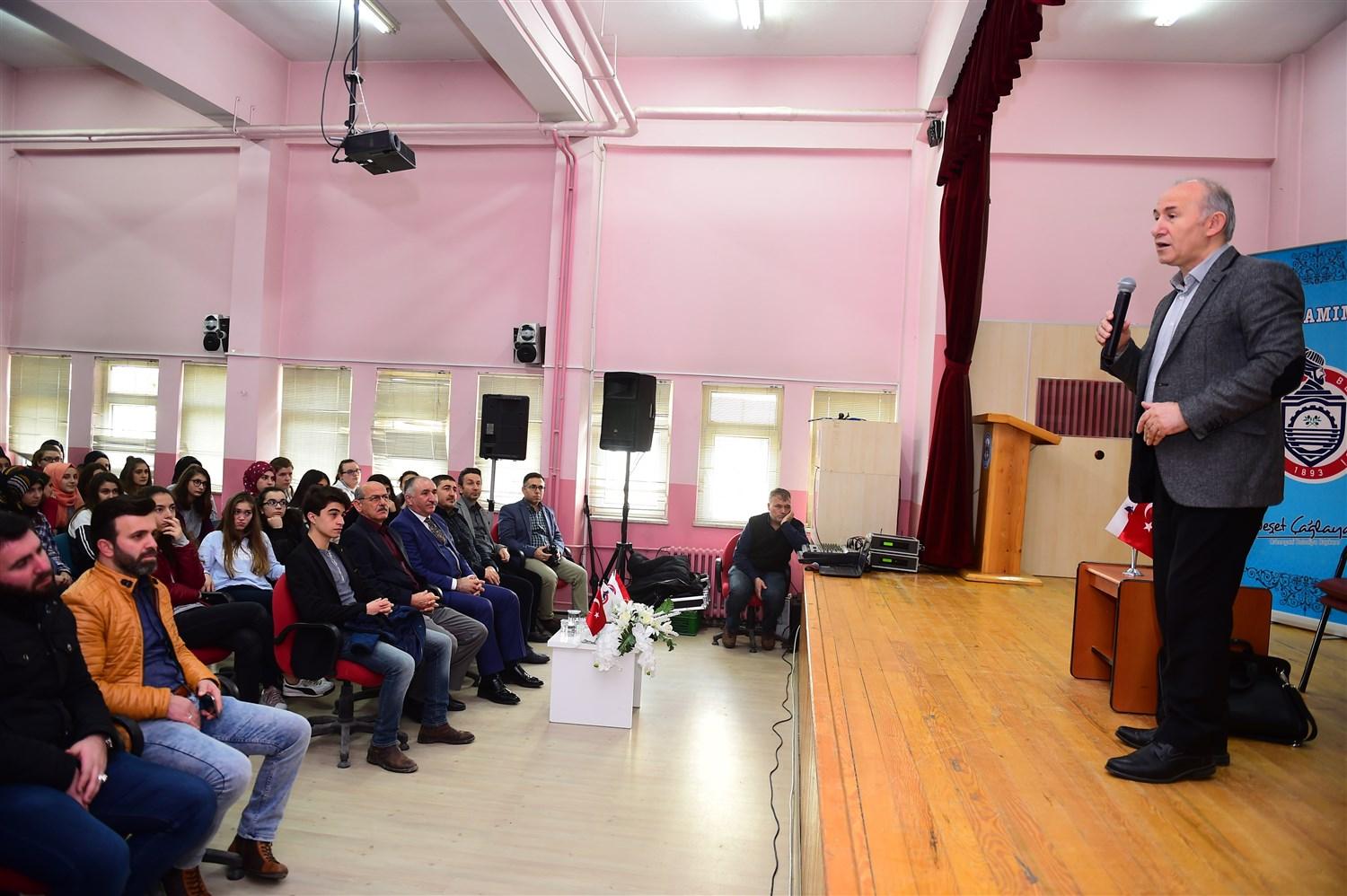 ÜNLÜ TARİHÇİ ÖĞRENCİLERE OSMANLI'NIN TEMEL DEĞERLERİNİ ANLATTI 