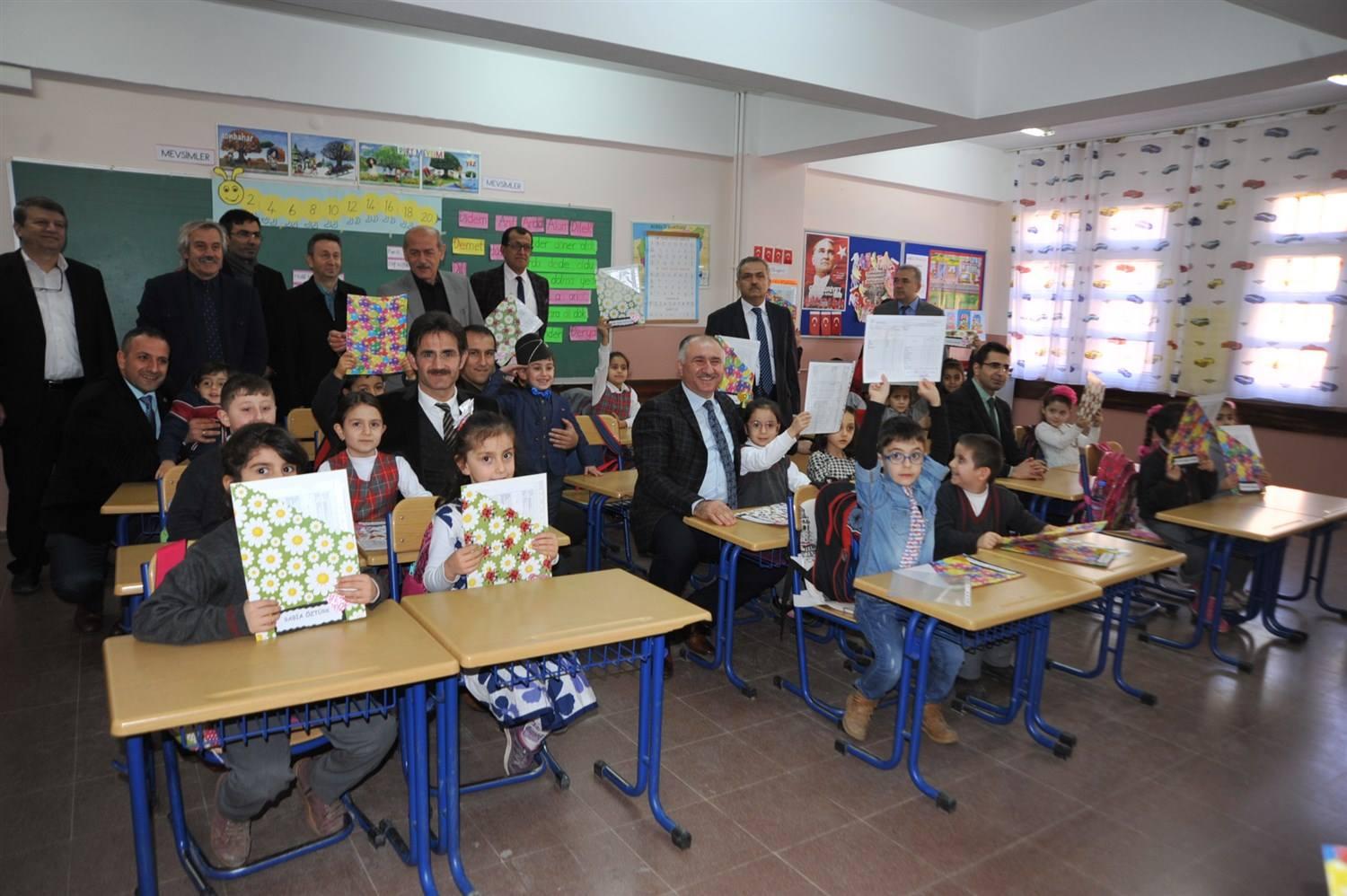 BAŞKAN ÇAĞLAYAN VE PROTOKOL ÜYELERİ ÇOCUKLARIN KARNE COŞKUSUNA ORTAK OLDU 