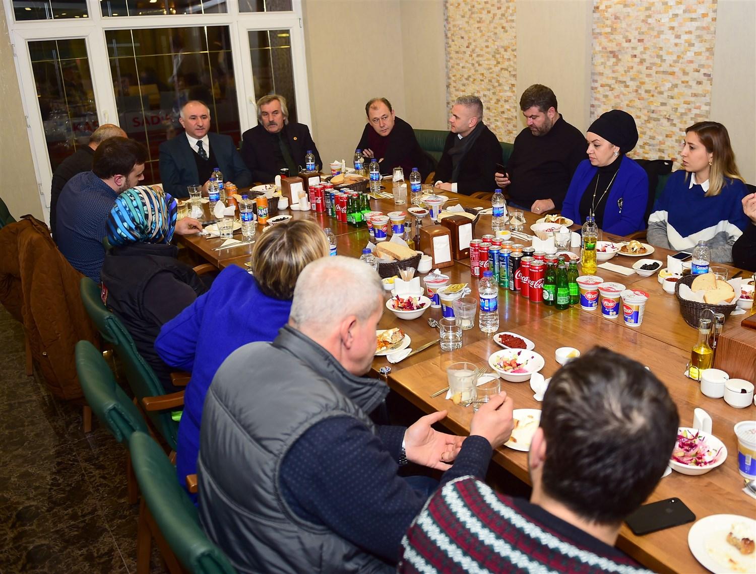 BAŞKAN ÇAĞLAYAN ZEYTİNCİLER ÇARŞISI ESNAFI İLE BİR ARAYA GELDİ 