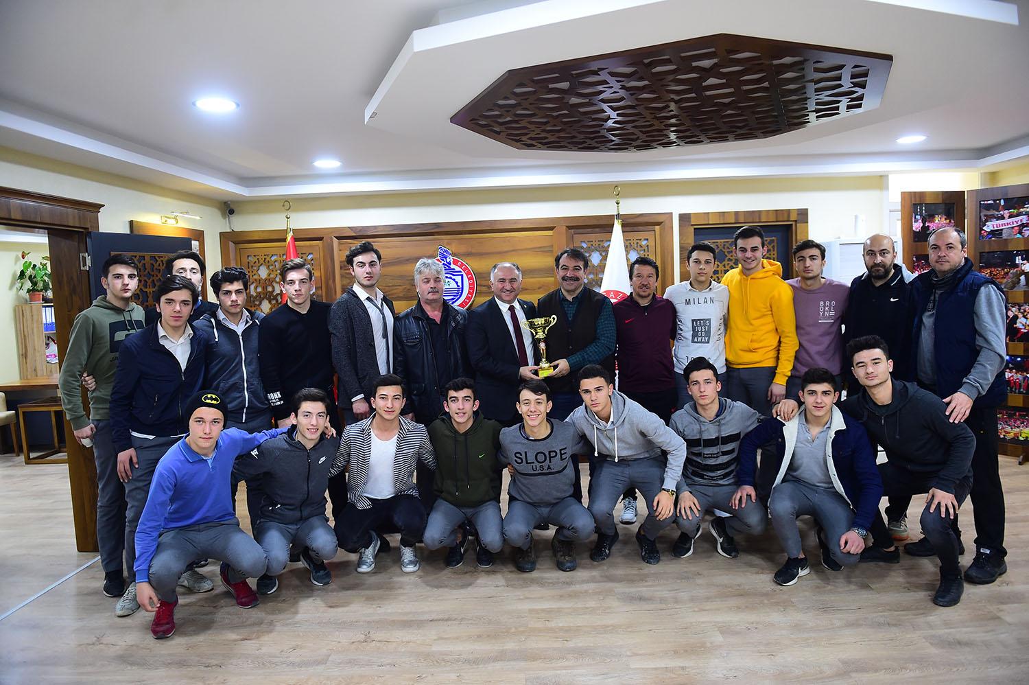 BAŞKAN ÇAĞLAYAN ÇPAL'NİN ŞAMPİYON TAKIMINI AĞIRLADI 