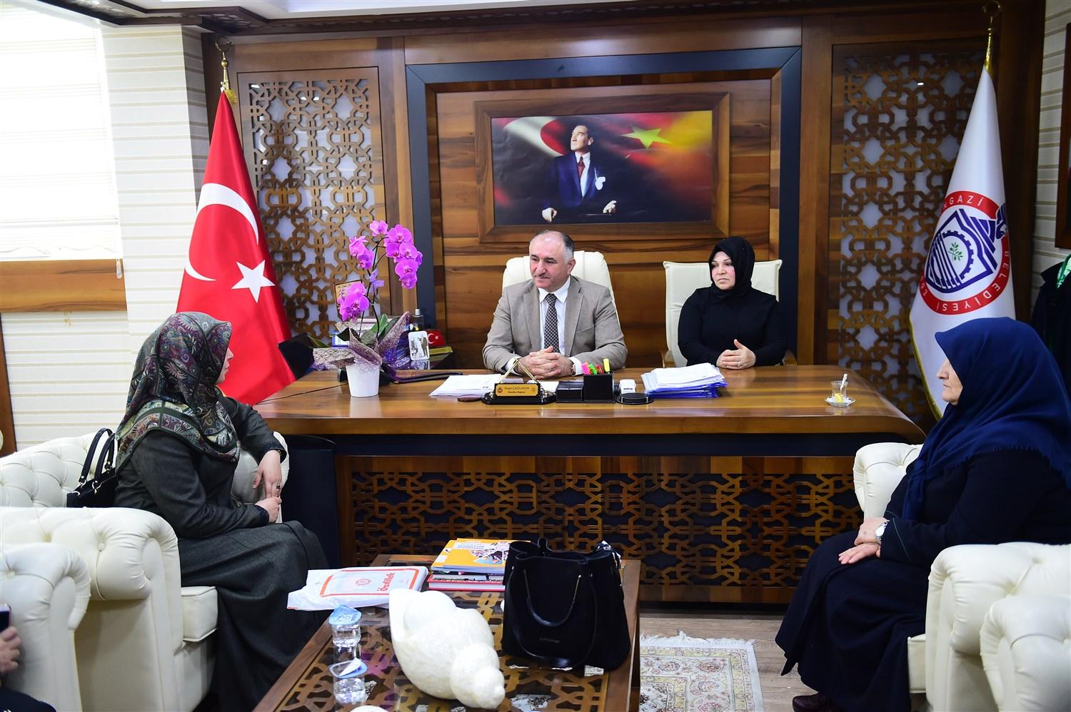 BAŞKAN ÇAĞLAYAN AK PARTİ KADIN KOLLARI YÖNETİMİNİ AĞIRLADI 