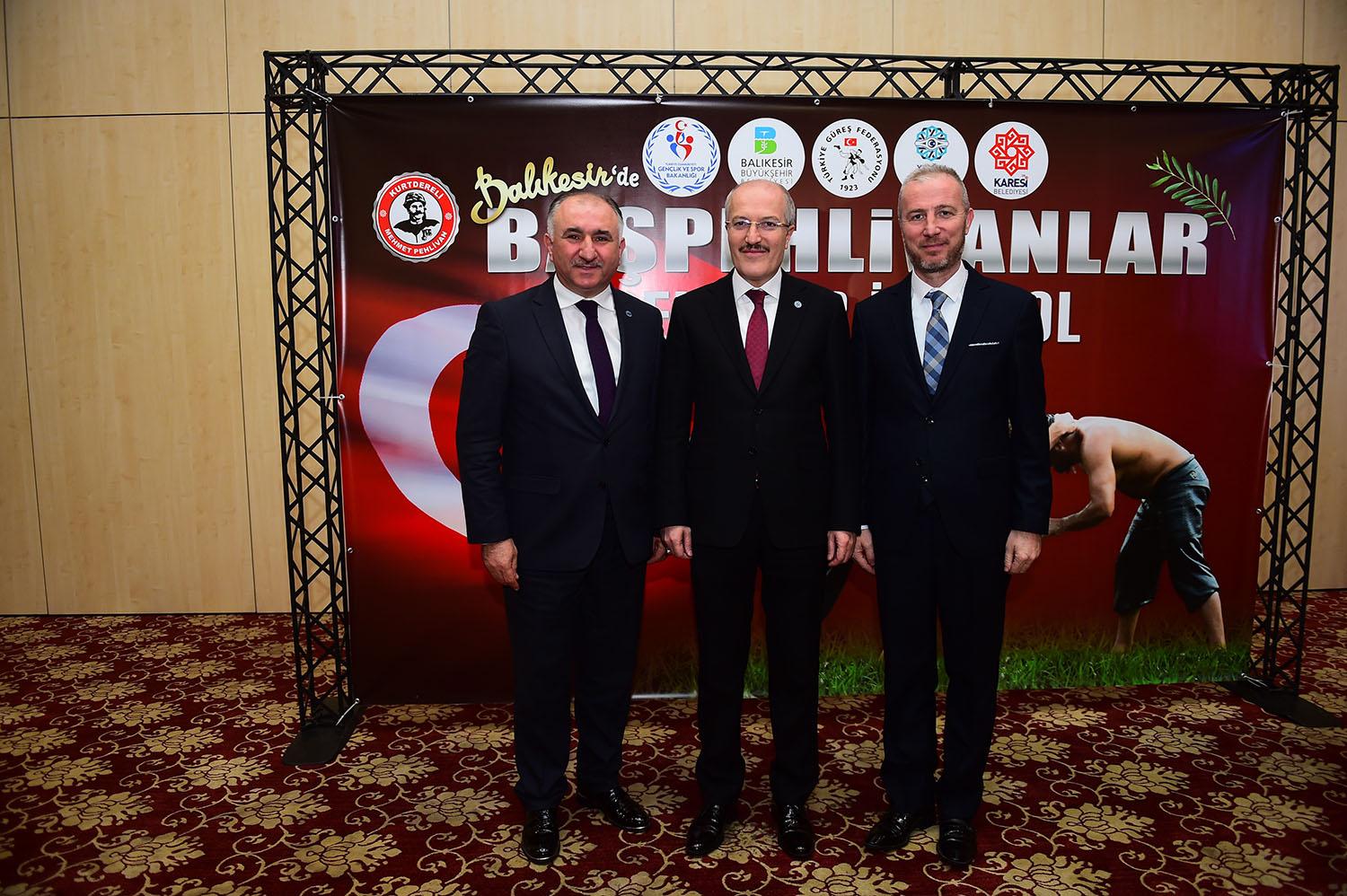 ÇAĞLAYAN BAŞPEHLİVANLAR ŞEHİTLER İÇİN KOL BAĞLIYOR YAĞLI GÜREŞ ORGANİZASYONUNA KATILDI 