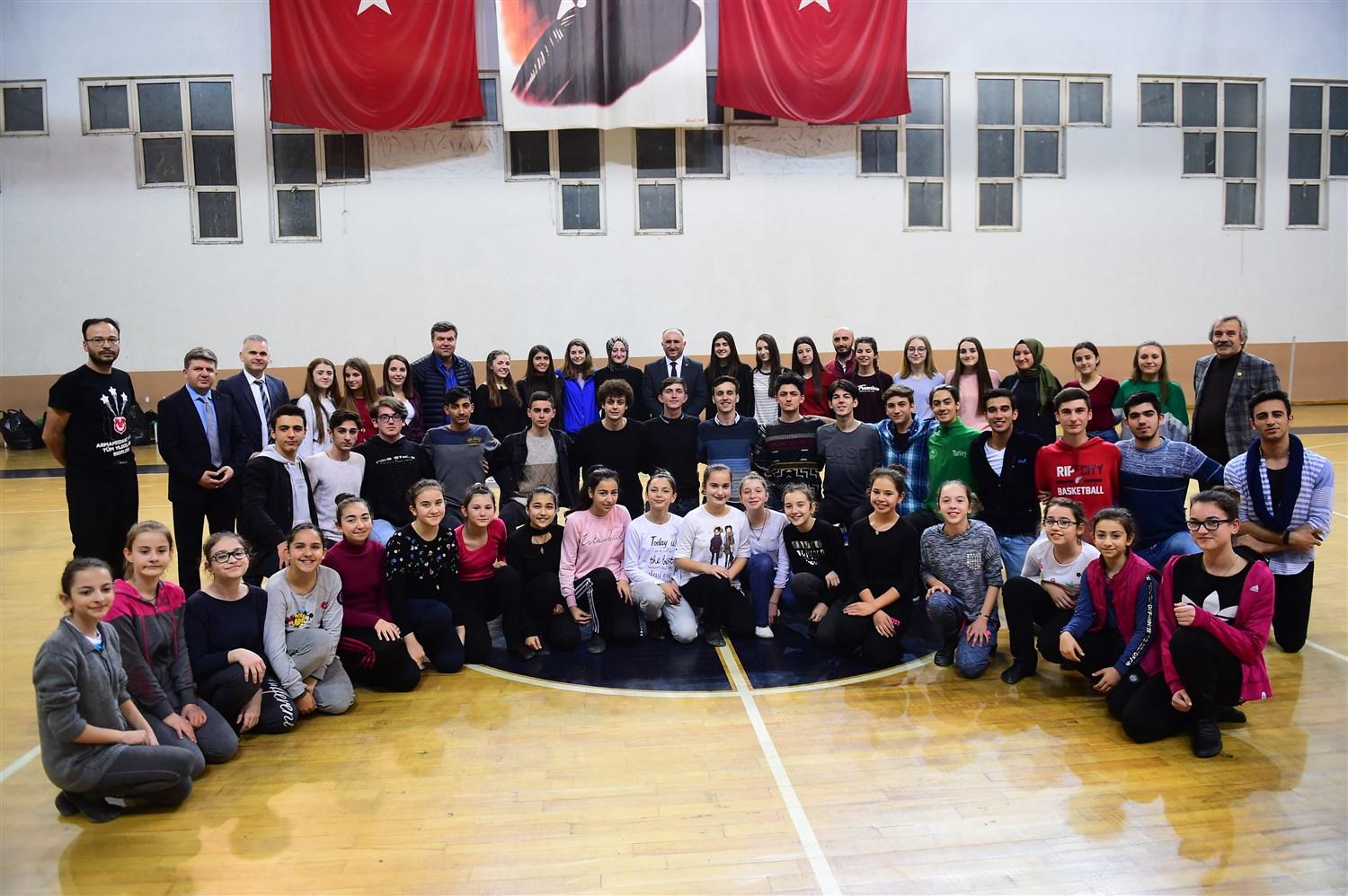 BAŞKAN ÇAĞLAYAN HALKOYUNLARI YARIŞMASINA HAZIRLANAN EKİBİN SON PROVASINI İZLEDİ 