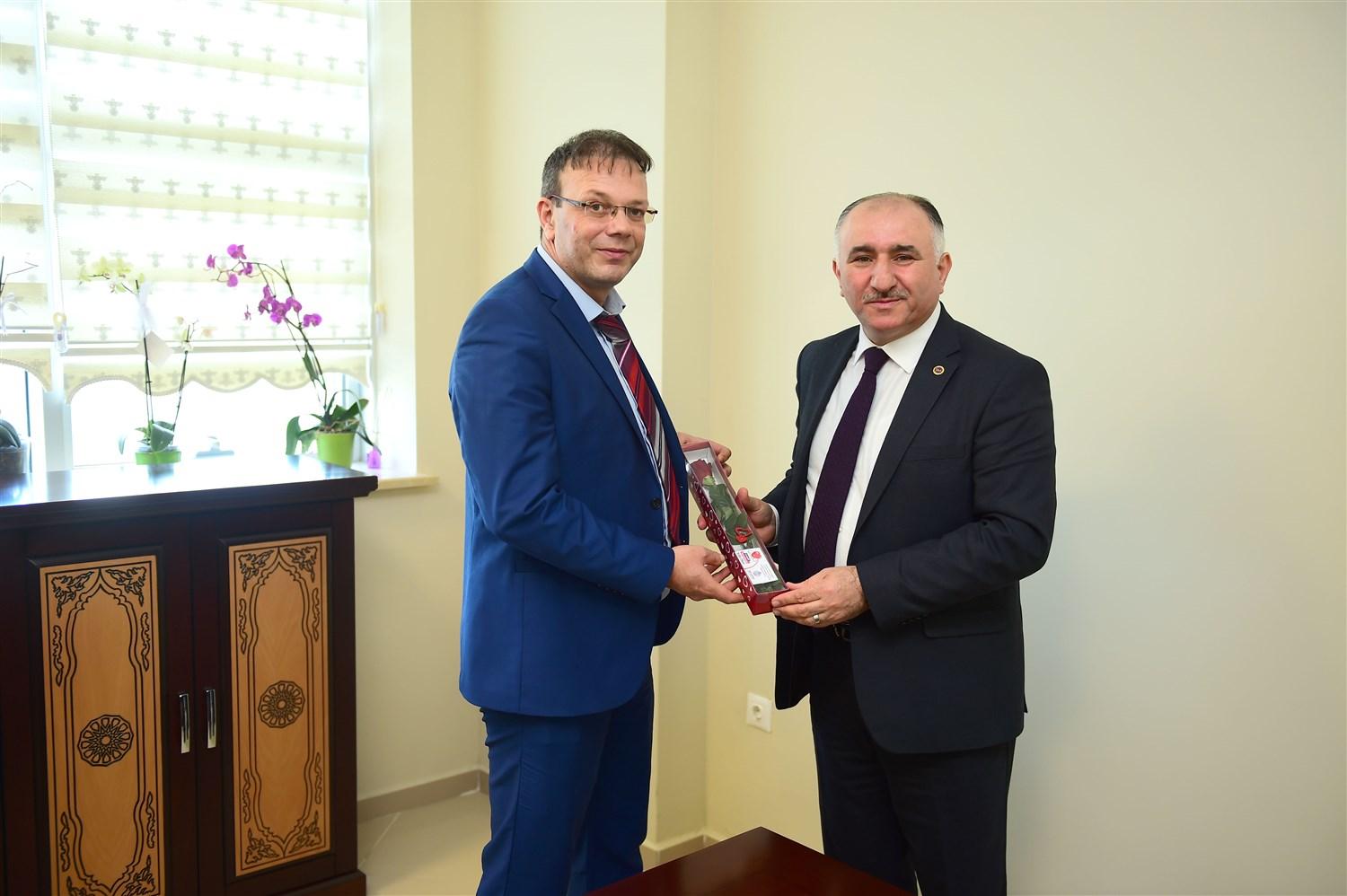 BAŞKAN ÇAĞLAYAN'DAN HASTANEYE TIP BAYRAMI ZİYARETİ 