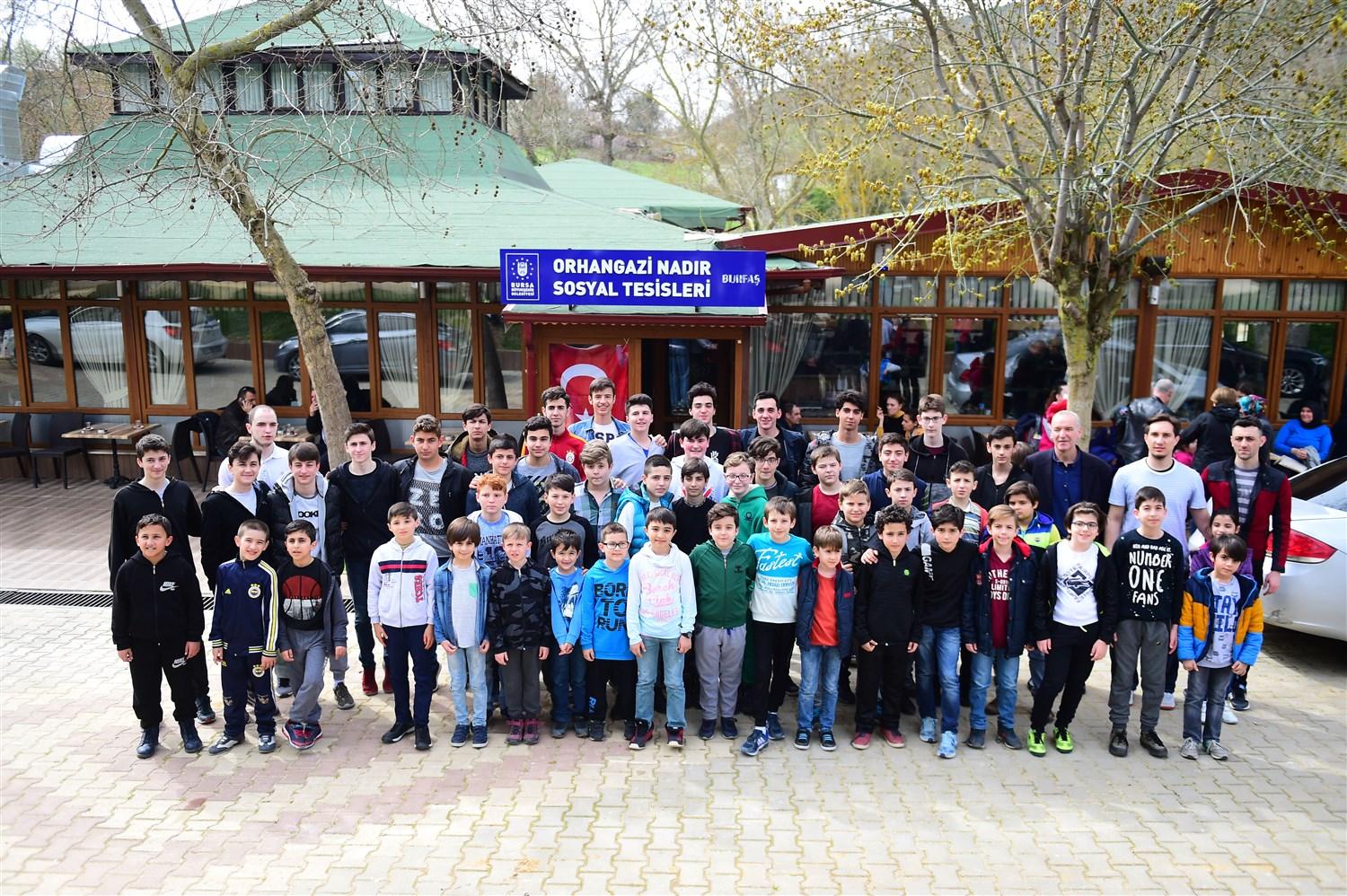 BAŞKAN ÇAĞLAYAN BASKETBOL TAKIMI OYUNCULARI VE AİLELERİ İLE KAHVALTIDA BULUŞTU 