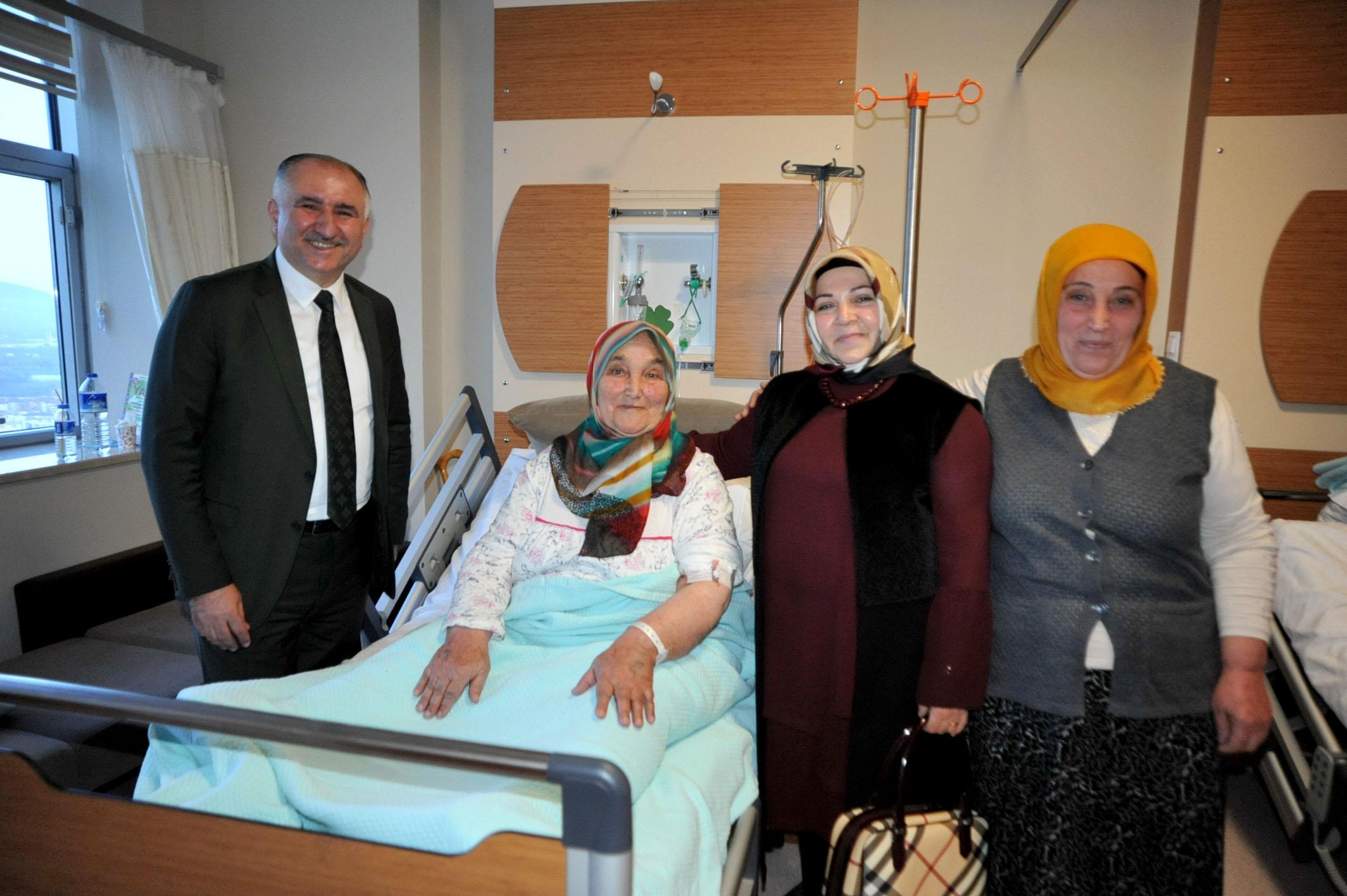 BAŞKAN ÇAĞLAYAN HASTANEDE SERVİSLERDE YATAN HASTALARI ZİYARET ETTİ 