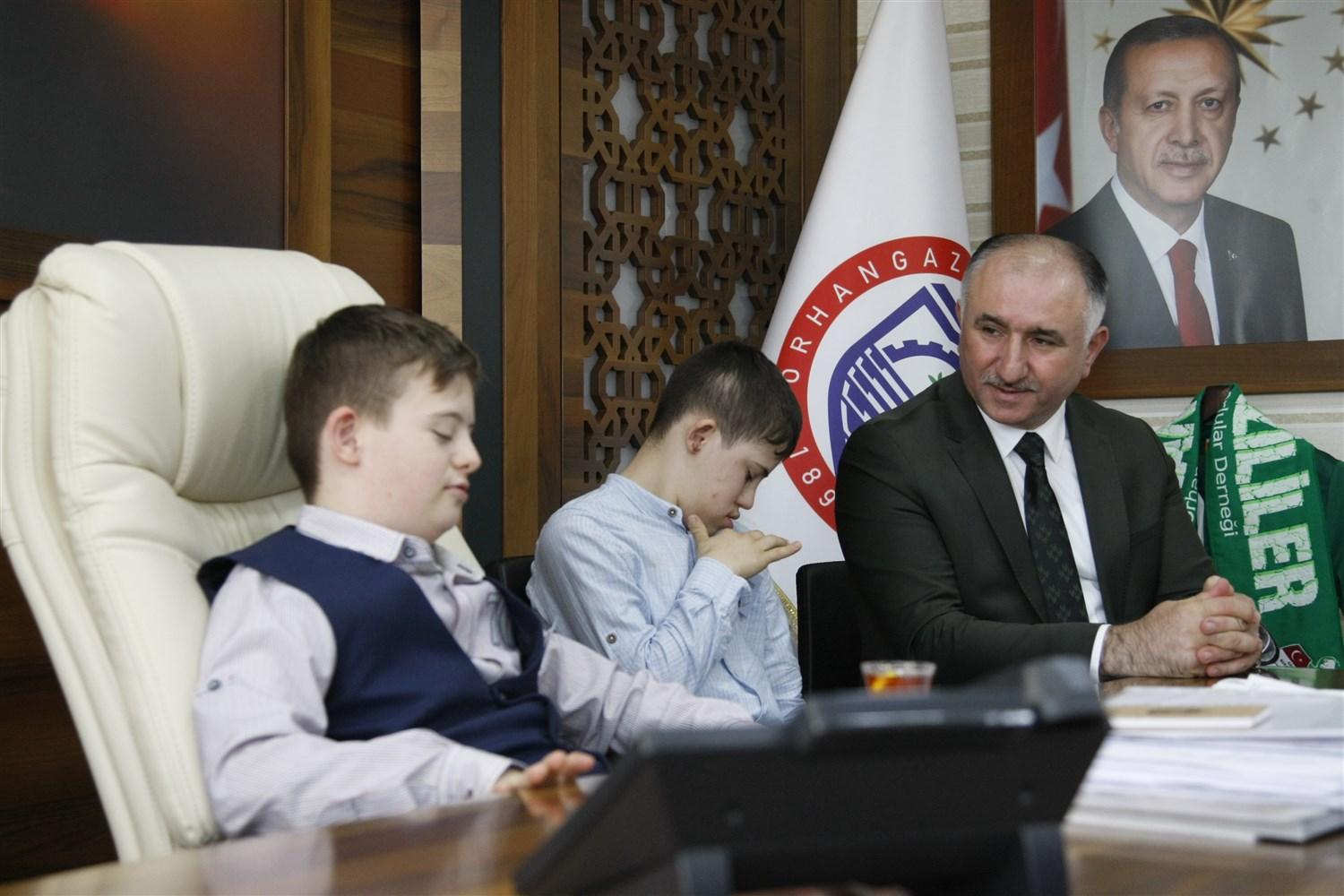 BAŞKAN ÇAĞLAYAN FARKINDALIK GÜNÜNDE DOWN SENDROMLU ÖĞRENCİLERİ AĞIRLADI 