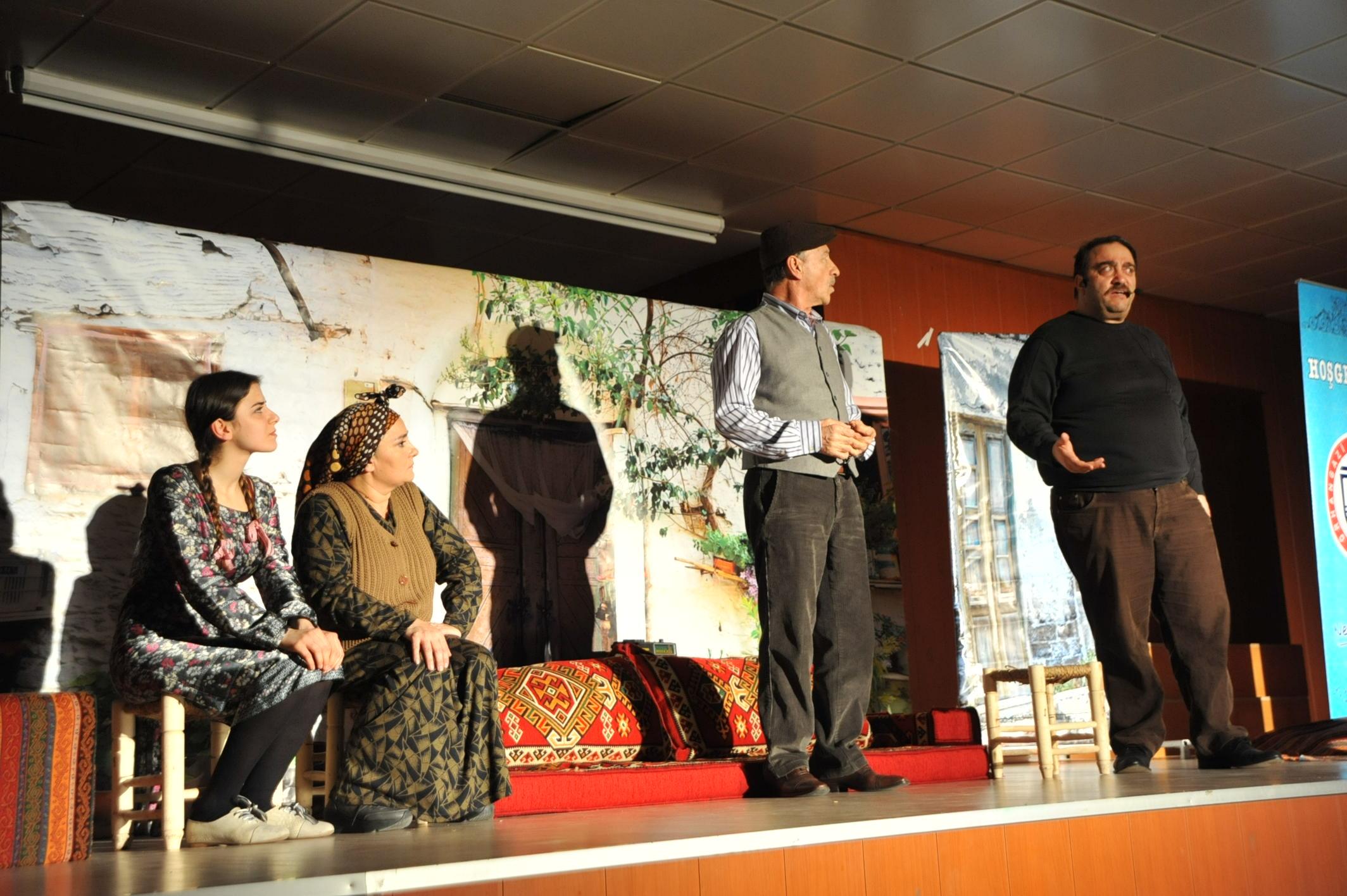 BİR IŞIK BİN UMUT İSİMLİ OYUN BÜYÜK BİR İLGİ İLE İZLENDİ 