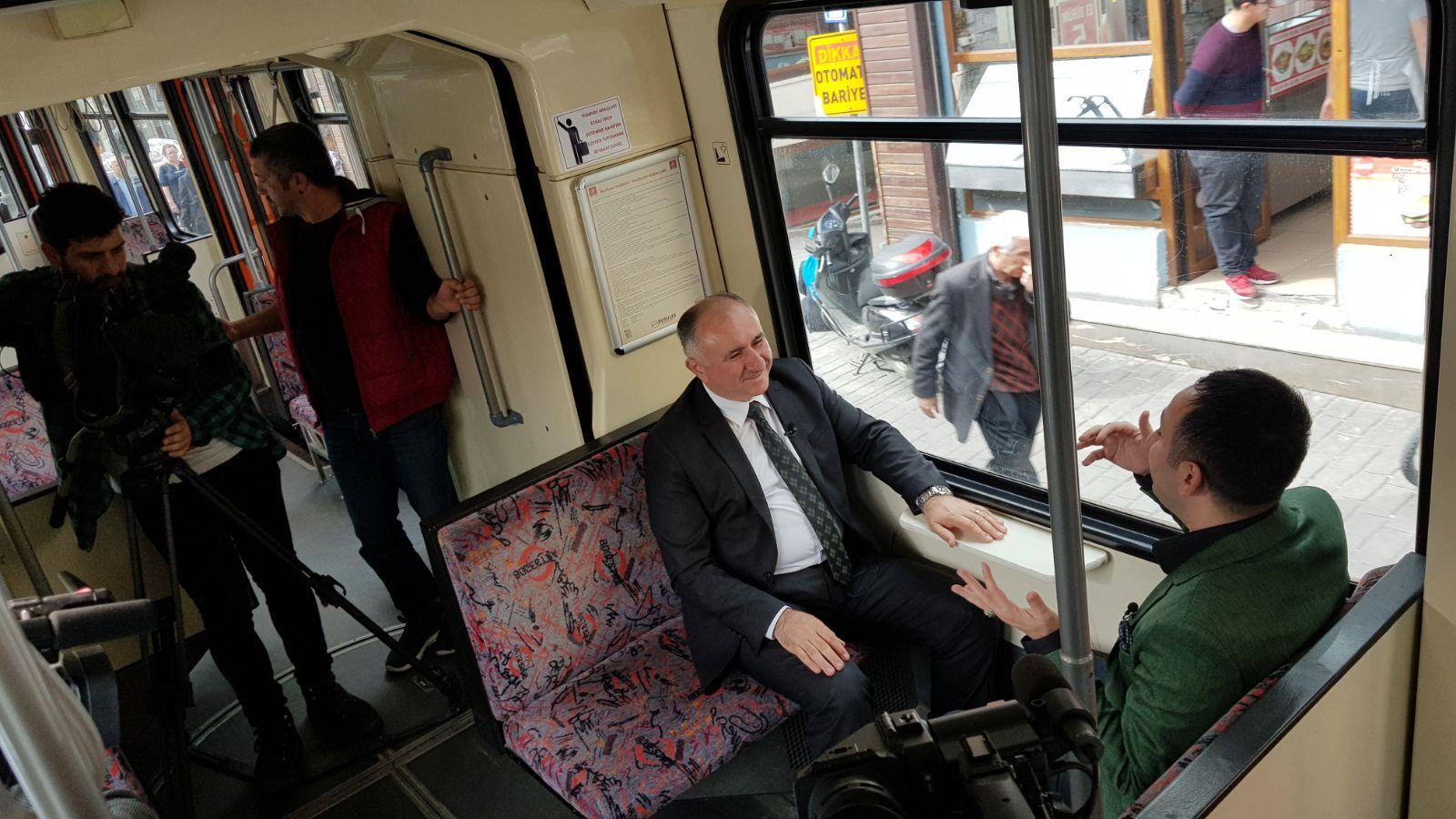 BAŞKAN ÇAĞLAYAN HASAN BASRİ İLE TRAMVAY SOHBETLERİNİN KONUĞU OLDU 
