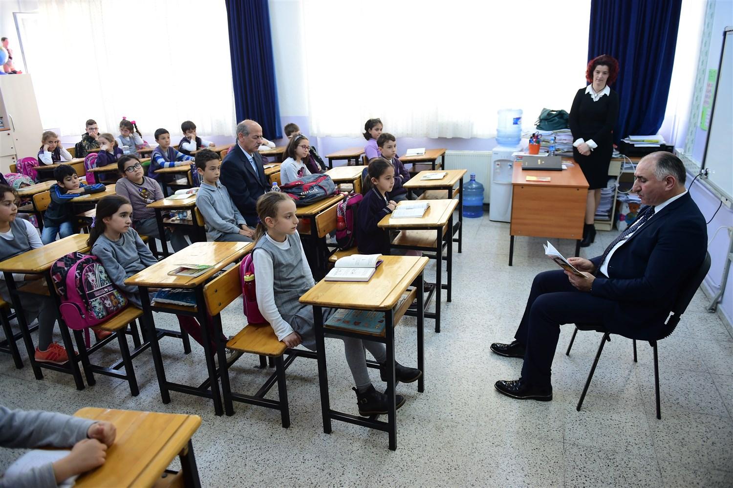 BAŞKAN ÇOCUKLARA KİTAP OKUDU 