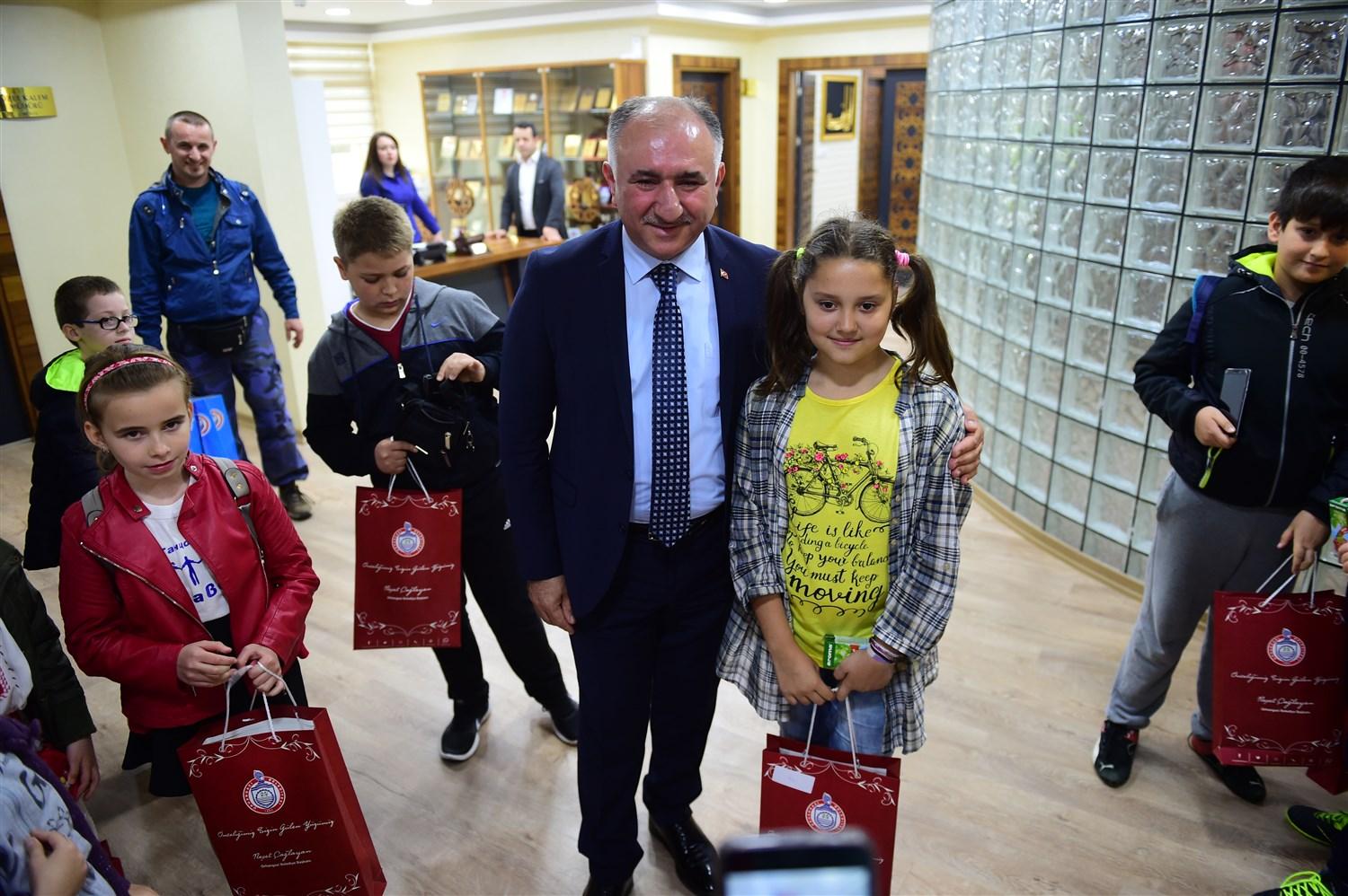 23 NİSAN İÇİN BULGARİSTAN ŞUMNU'DAN GELEN KONUKLARI BELEDİYE BAŞKANI NEŞET ÇAĞLAYAN'I ZİYARET ETTİ 