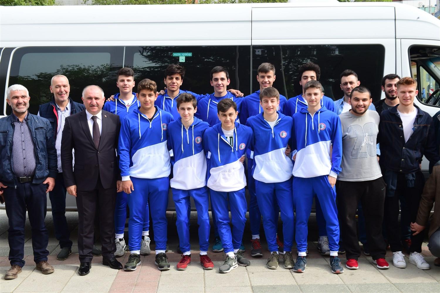 BAŞKAN ÇAĞLAYAN BASKETBOL TAKIMINI TÜRKİYE ŞAMPİYONASINA UĞURLADI 