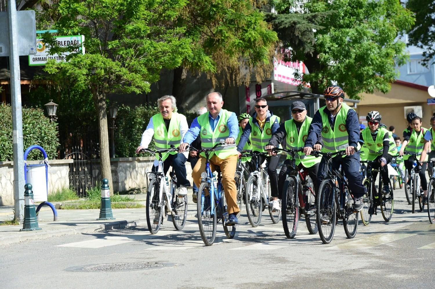 BAŞKAN ÇAĞLAYAN ÖZGÜR PEDALLAR BİSİKLET KULÜBÜNÜN 23 NİSAN BİSİKLET TURUNA KATILDI 