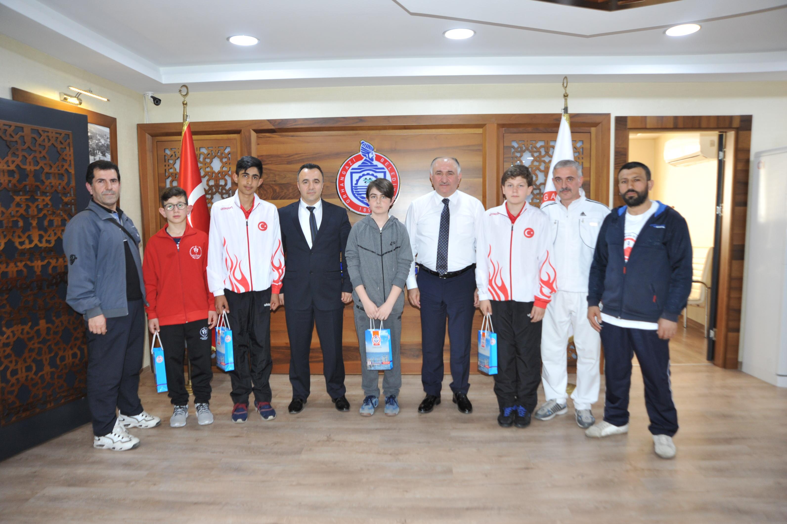 BAŞKAN ÇAĞLAYAN ŞAMPİYON SPORCULARI AĞIRLADI 