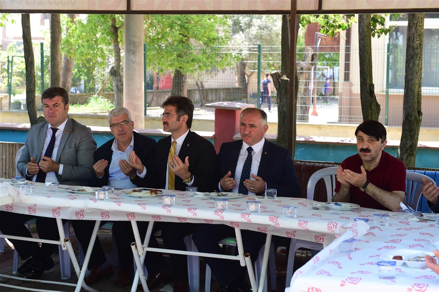 BAŞKAN ÇAĞLAYAN DOĞALGAZ KAZI EKİBİ İLE ÖĞLEN YEMEĞİ YEDİ 