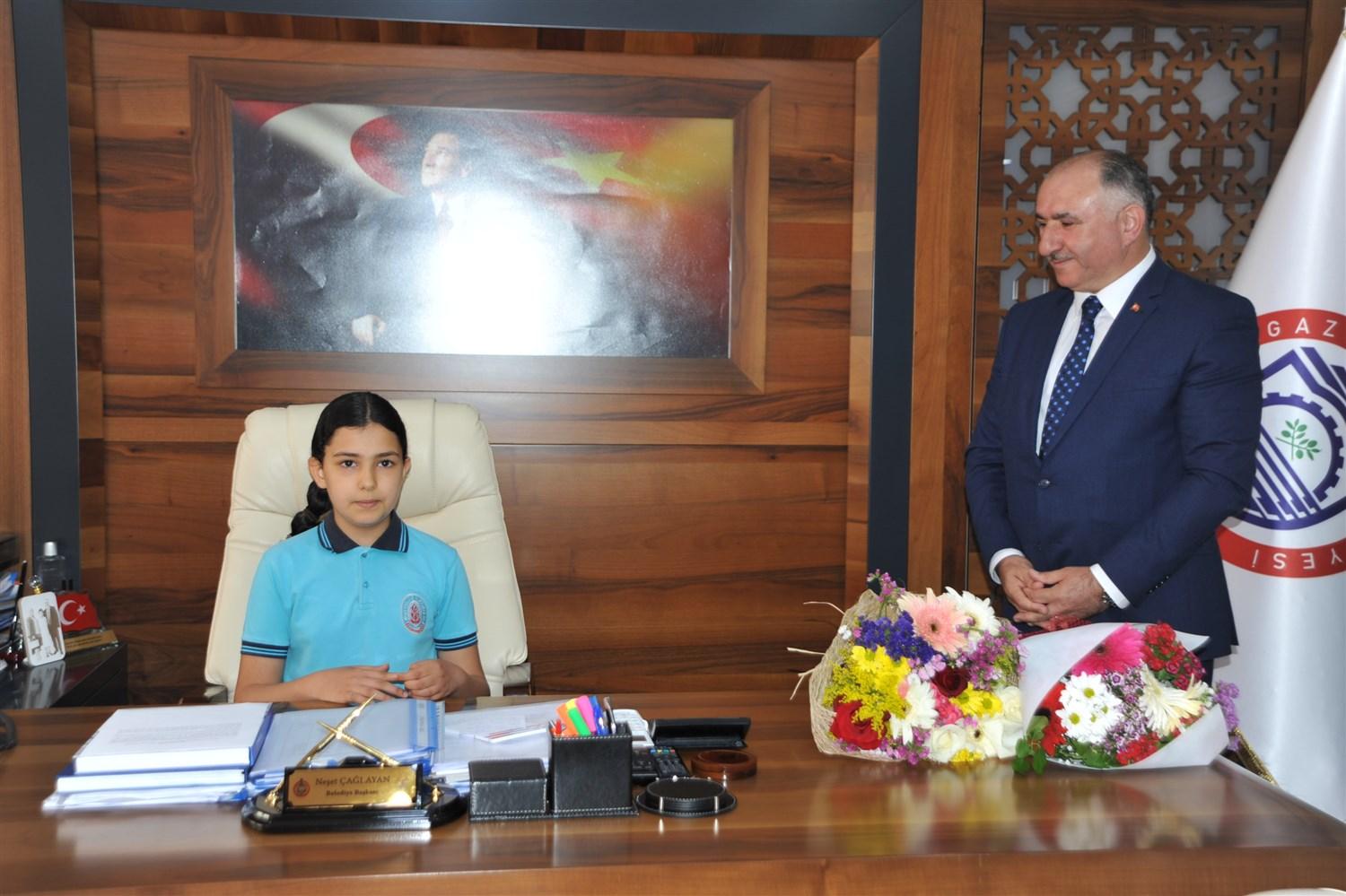 BAŞKANIN KOLTUĞU MİNİK ZEYNEP SUDE’NİNDİ 