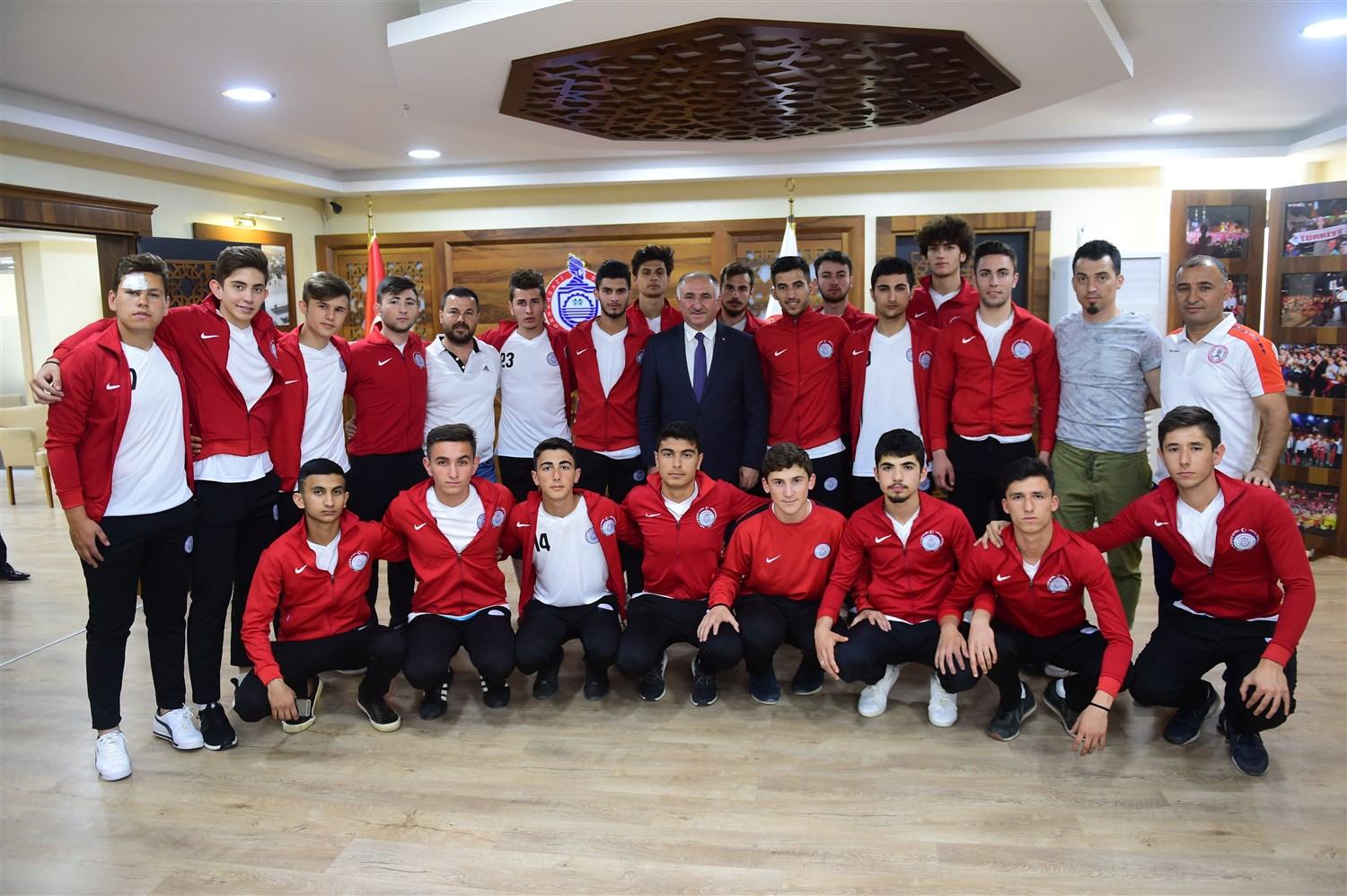 ŞAMPİYONLARI BAŞKAN ÇAĞLAYAN UĞURLADI 