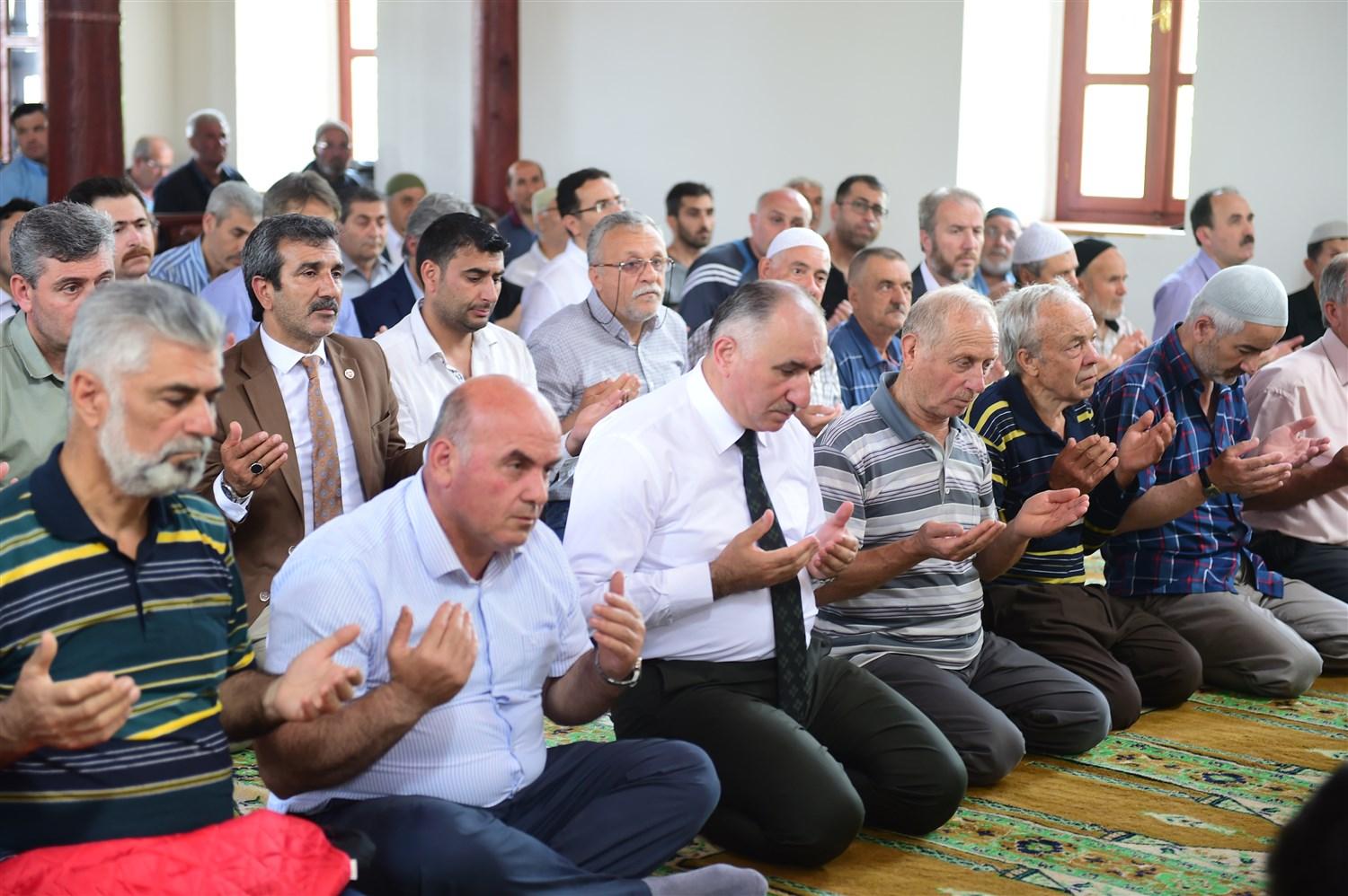 TARİHİ ORHAN GAZİ CAMİİ’NDE MEVLİD ŞEHİTLER İÇİN DUA 