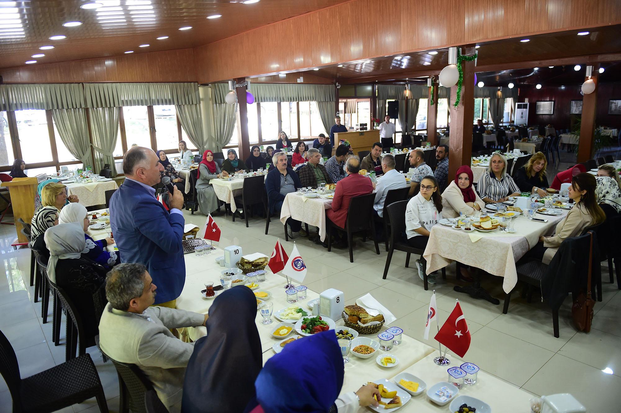 BAŞKAN ÇAĞLAYAN'DAN ANNELER GÜNÜ KAHVALTISI 