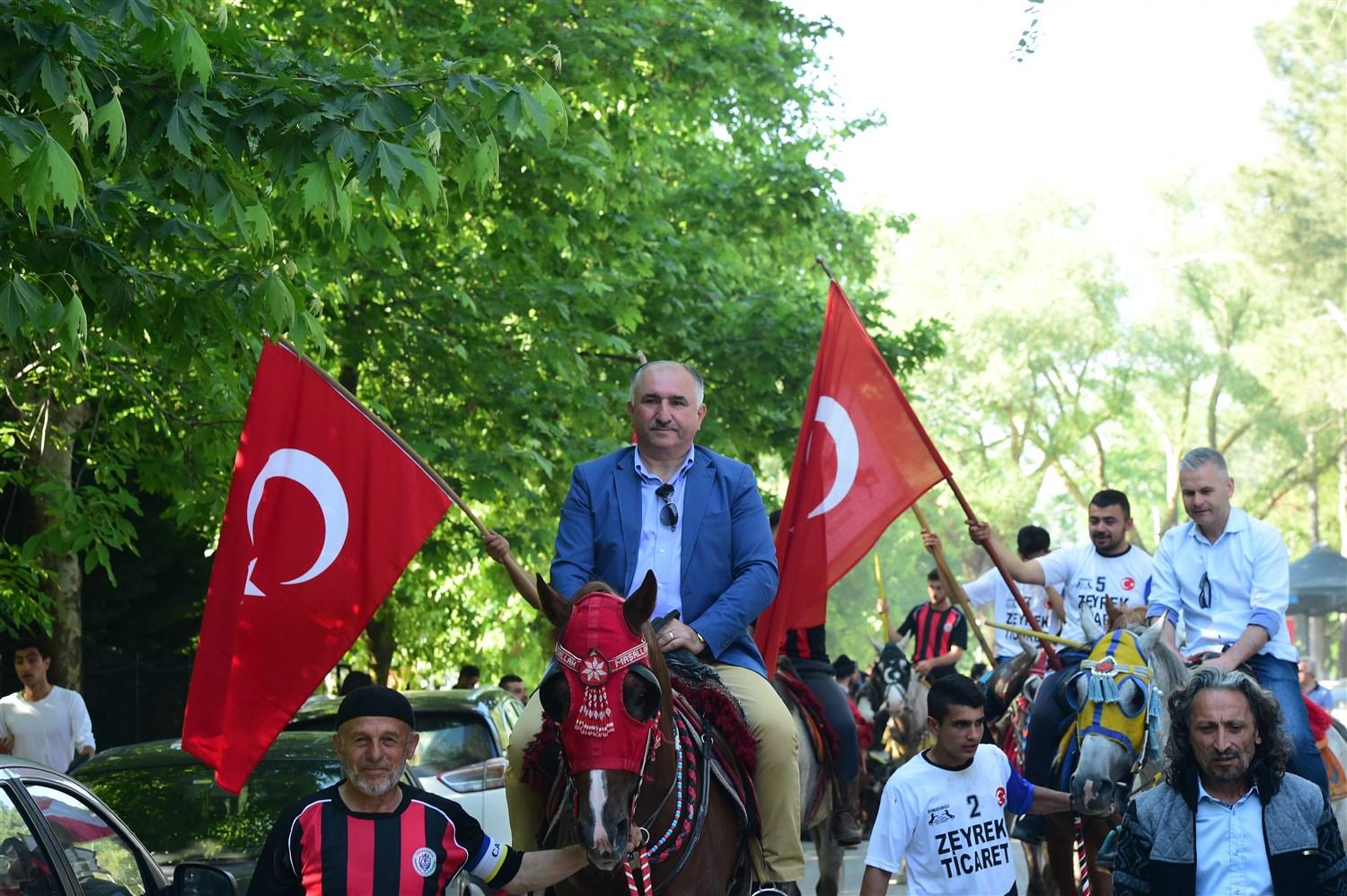 ATA SPORLARI FESTİVALİ OKÇULUK VE CİRİT GÖSTERİLERİ NEFES KESTİ 