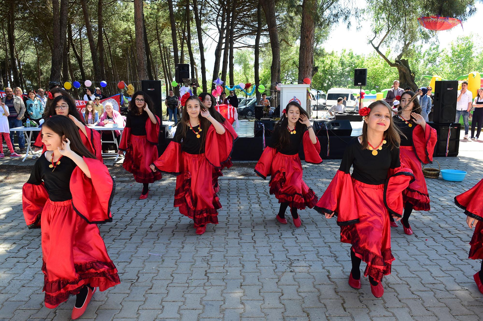 HIDRELLEZ COŞKUSU GÖL KENARINDA YAŞANDI 