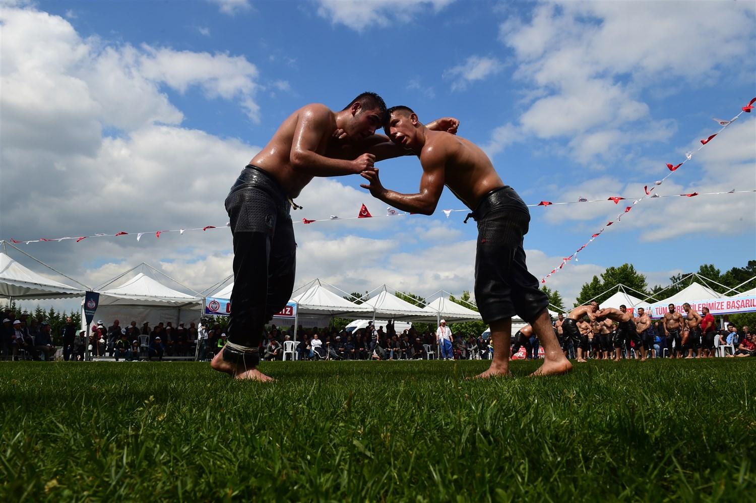 YAĞLI GÜREŞLER GÖL SPOR TESİSLERİNDE BAŞLADI 