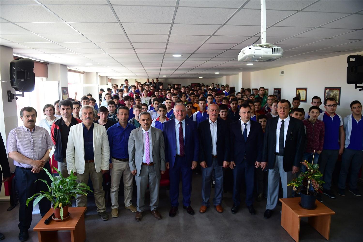 LİSELİ GENÇLER SORDU, ŞEHRİN YÖNETİCİLERİ YANITLADI 