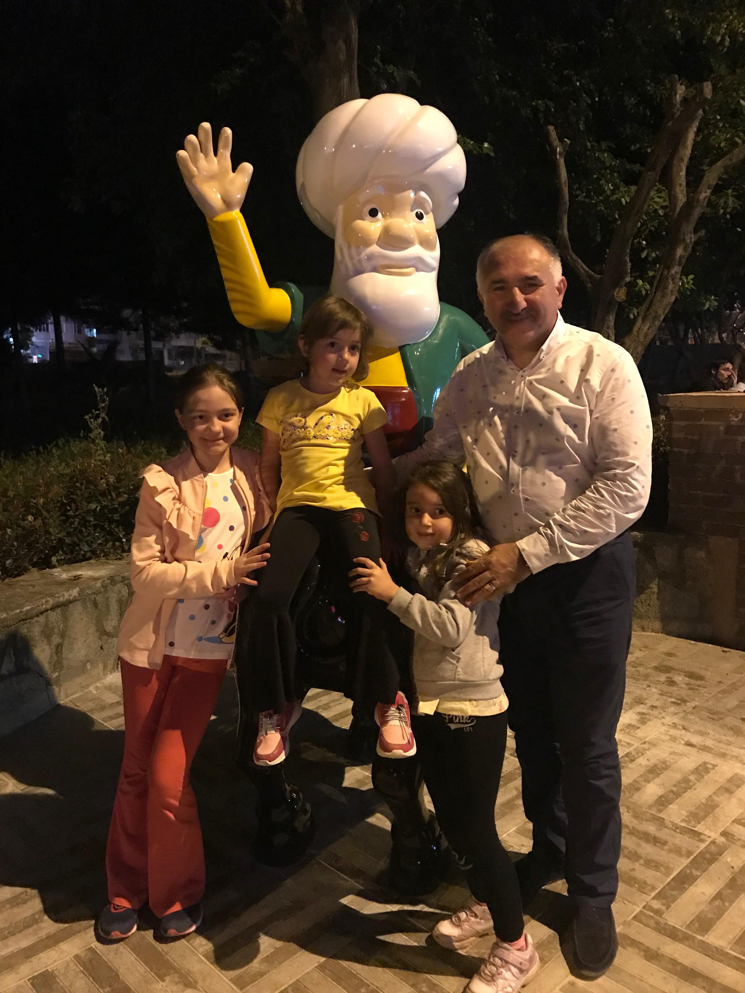 BAŞKAN ÇAĞLAYAN TERAVİH SONRASI YÜRÜYÜŞ YOLUNDA VATANDAŞLARLA BİR ARAYA GELDİ 