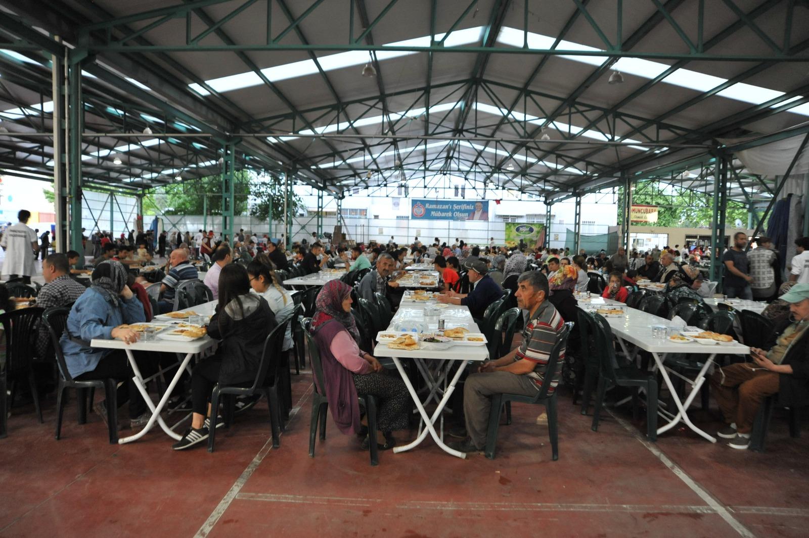 İFTAR SOFRASI YÜZLERCE VATANDAŞI BİR ARAYA GETİRİYOR 