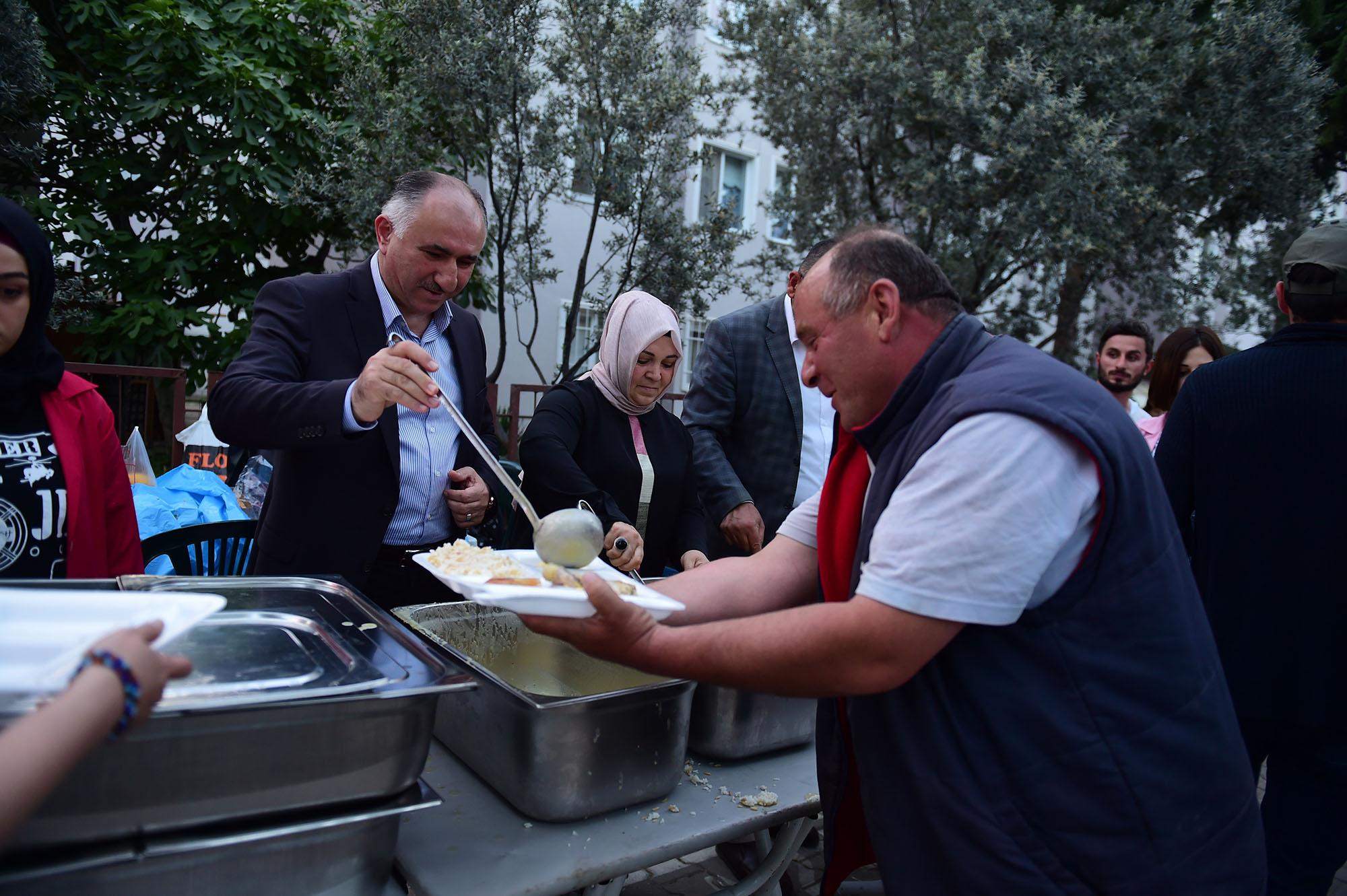 BAŞKAN ÇAĞLAYAN İFTAR SOFRASINDA VATANDAŞLARLA İFTARINI AÇTI 