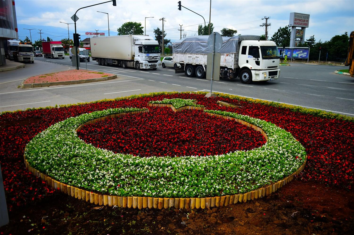 KAVŞAK VE REFÜJLER ÇİÇEK AÇTI 
